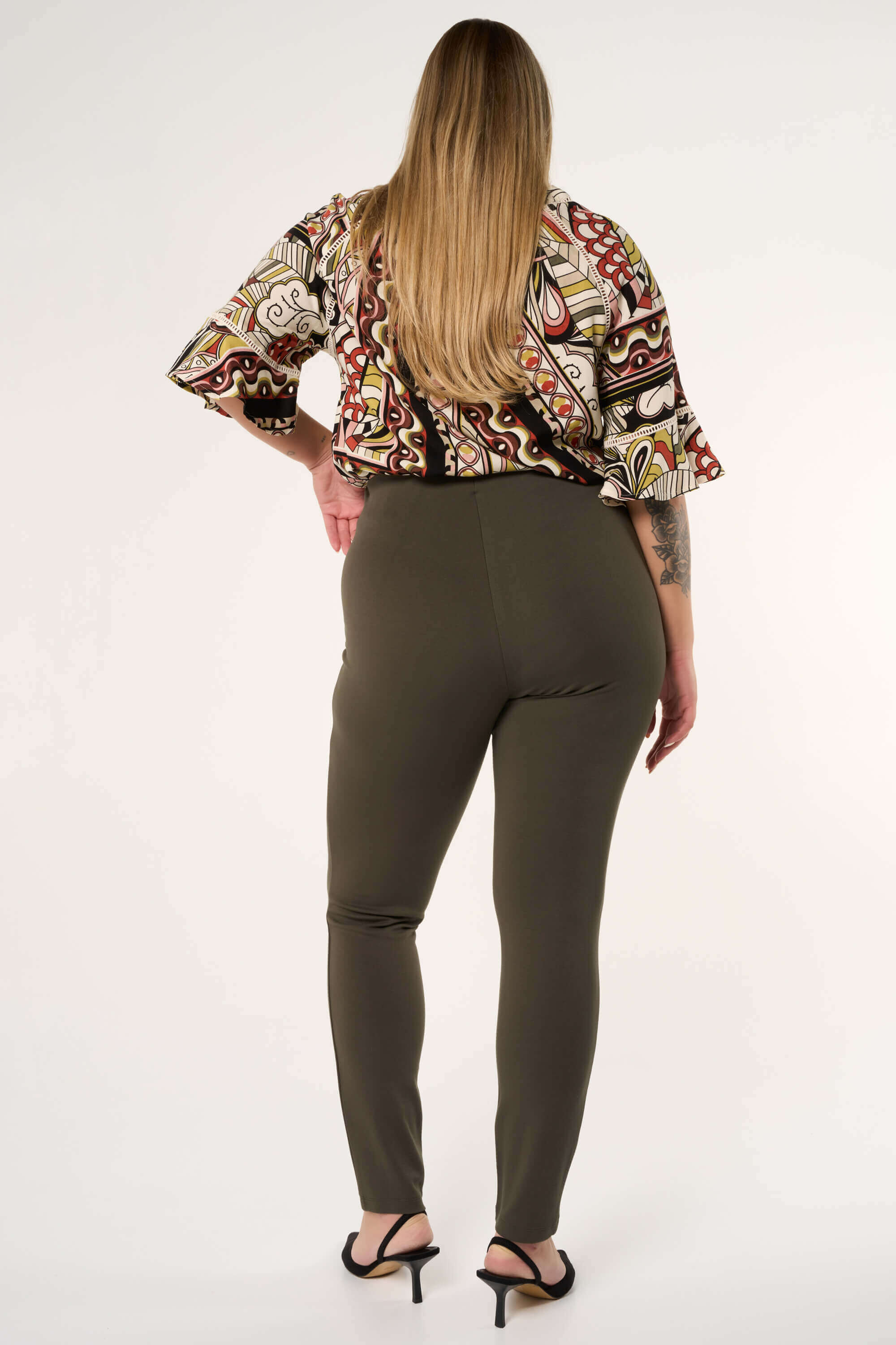 Treggings con adornos dorados image number 4