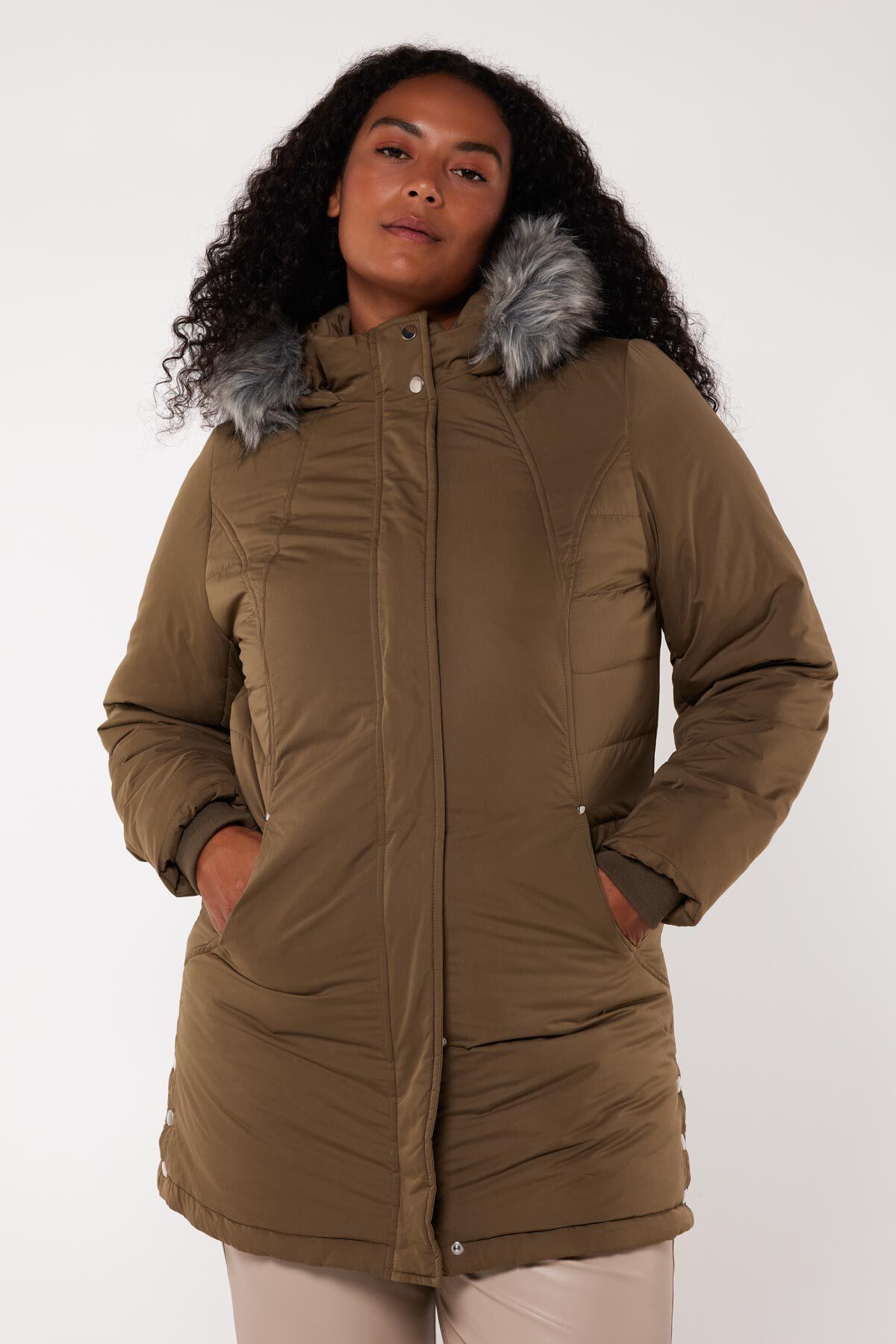 Chaqueta acolchada con capucha image number 4