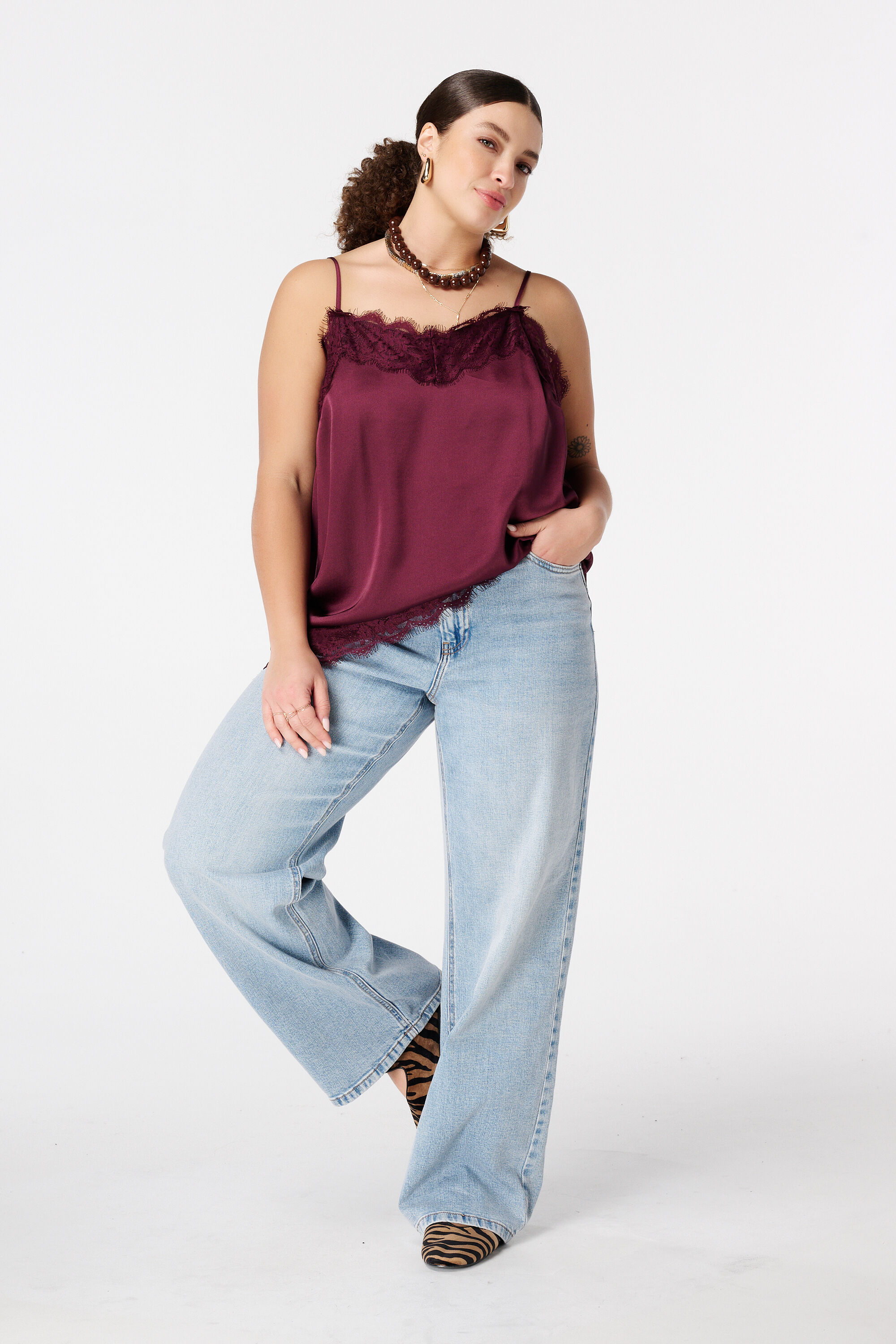 Blusa espagueti con encaje image number 5