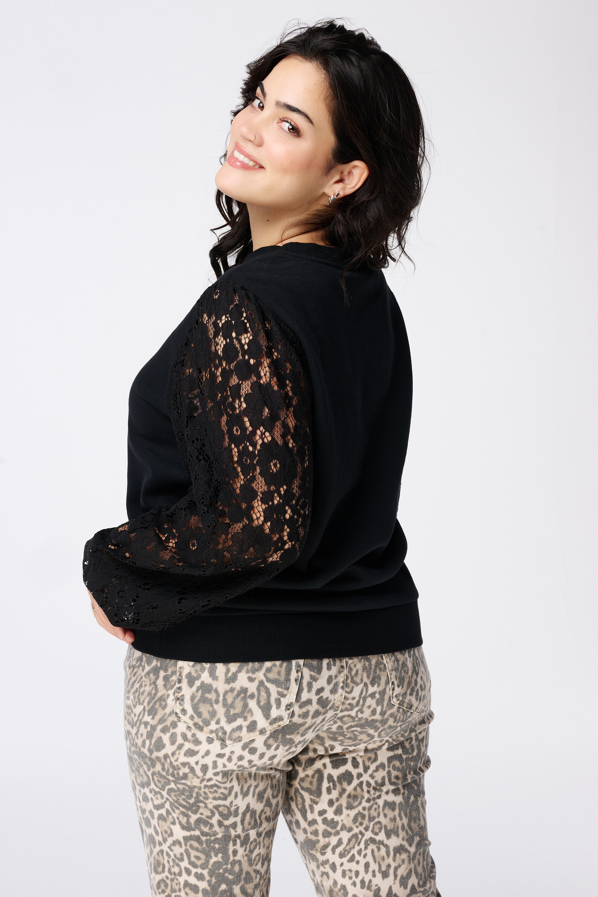 Top con mangas de encaje image number 3