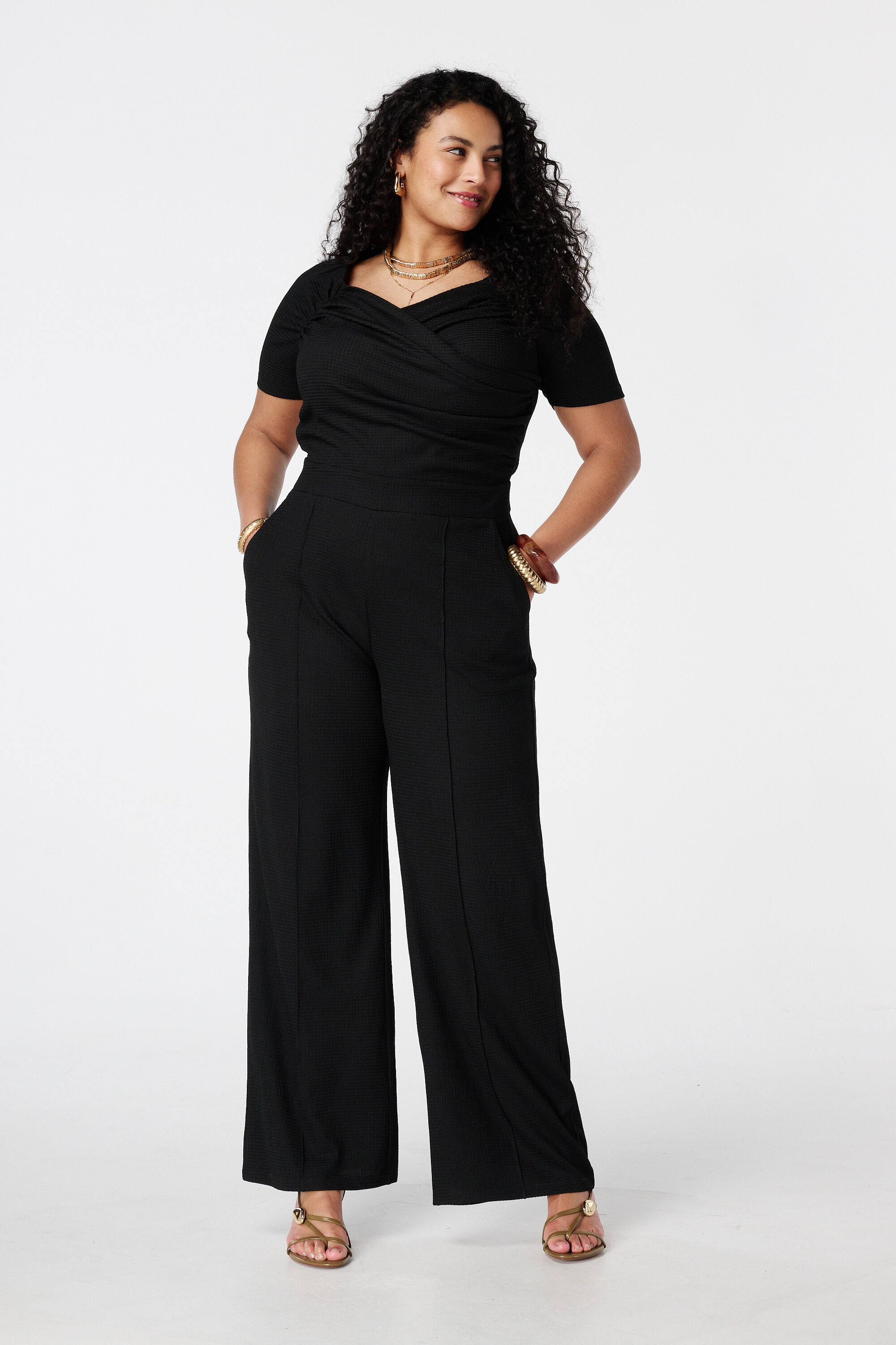 Mono con hombros descubiertos