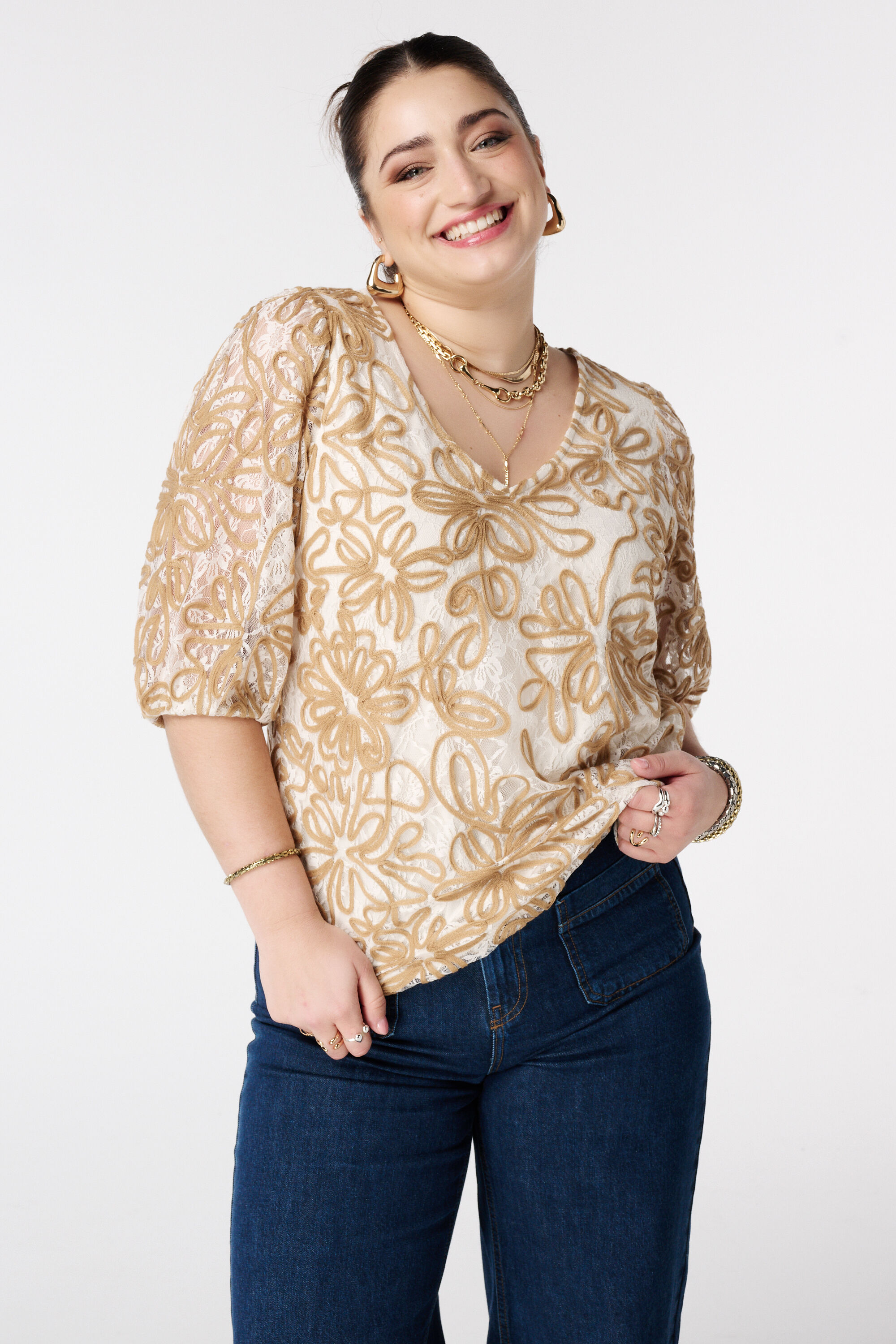 Top bordado con mangas de malla