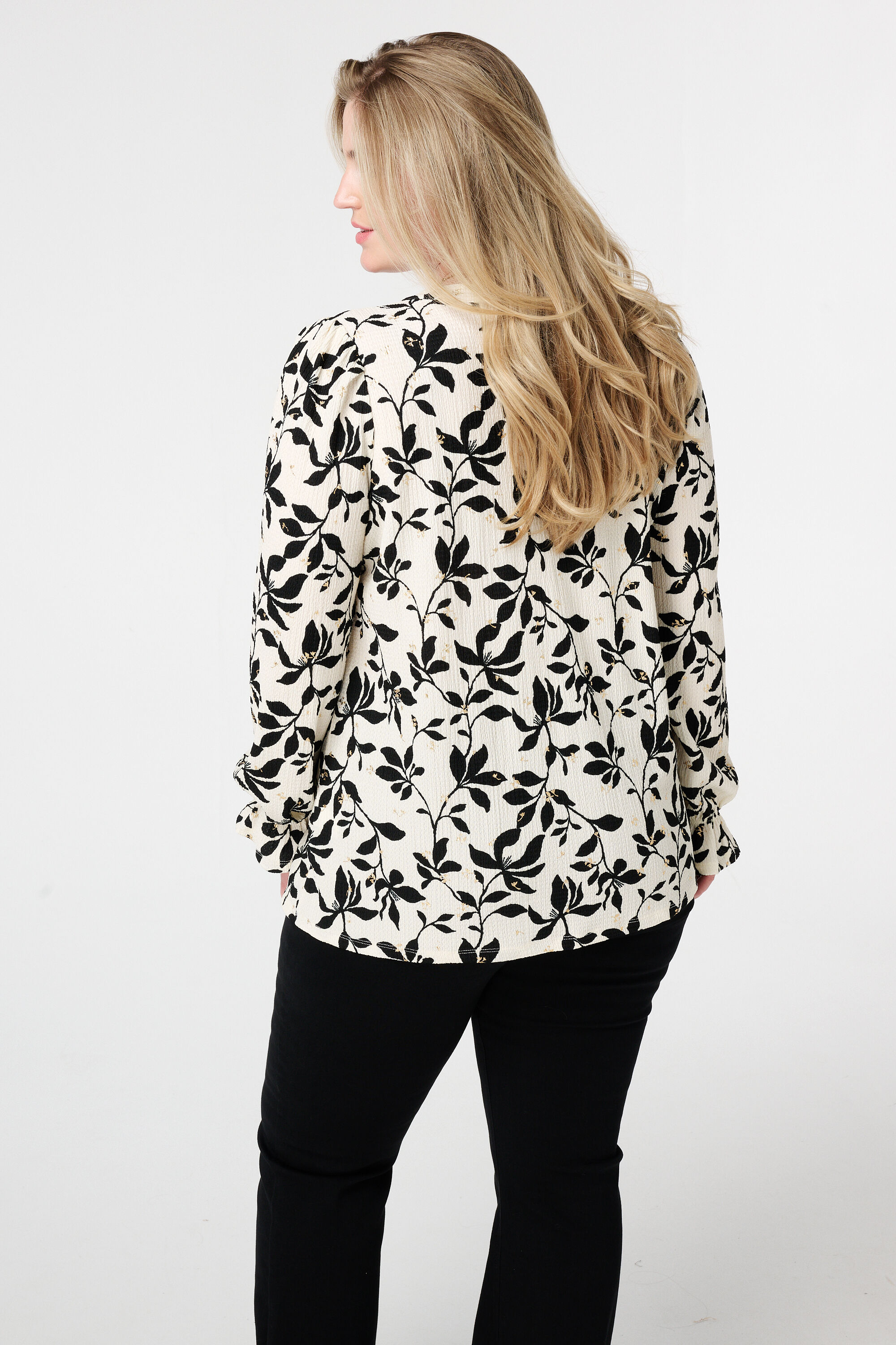 Top estampado y con textura image number 3