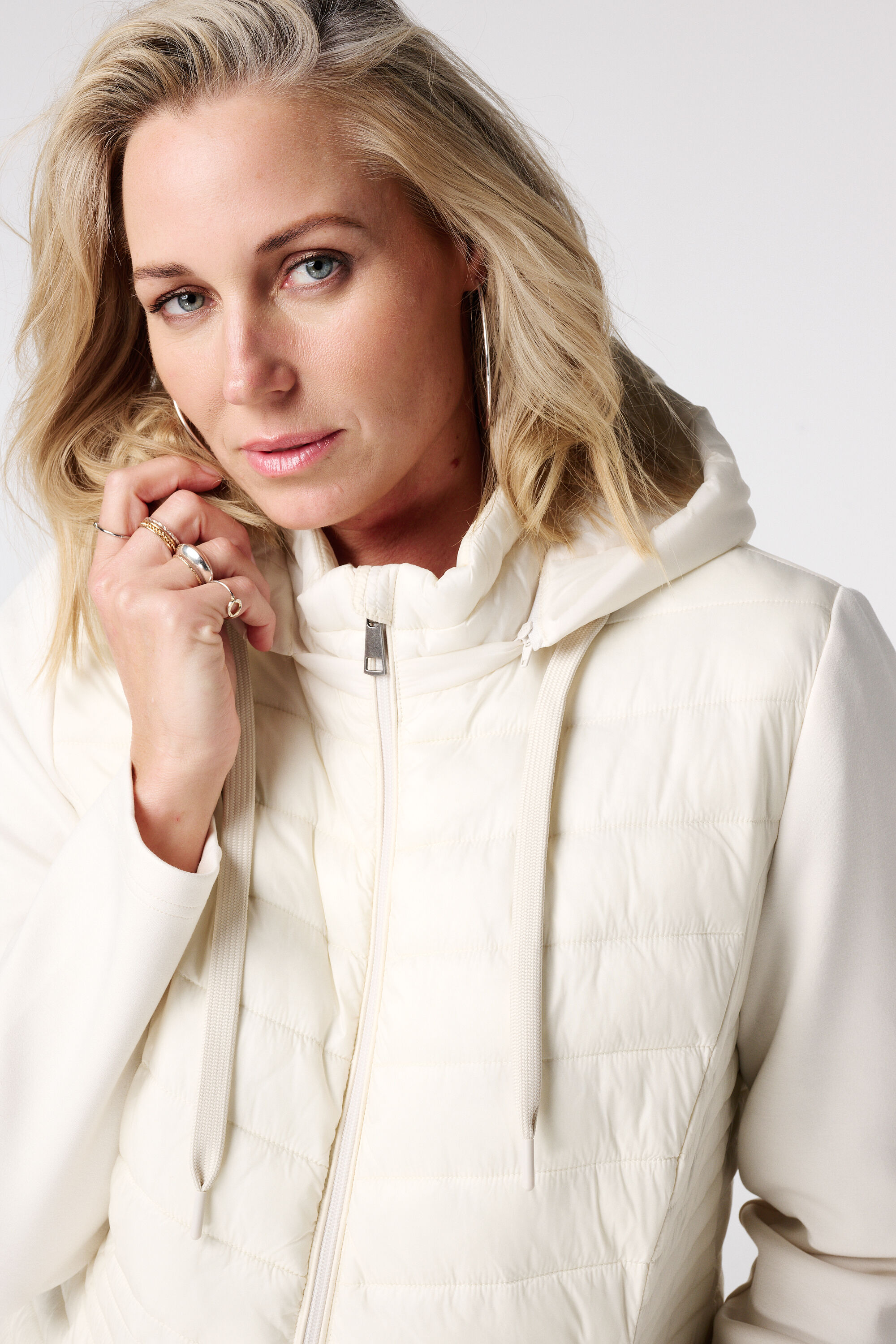 Chaqueta acolchada con mangas de tela image number 4