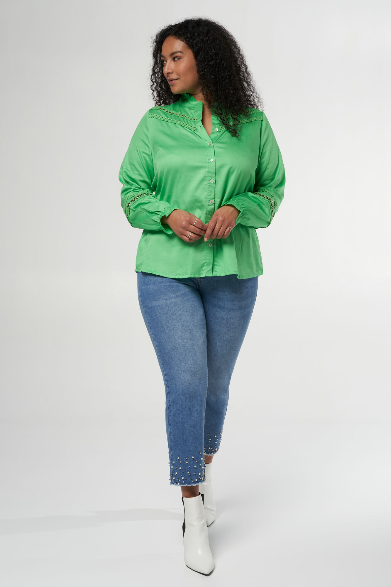 Blusa con detalles y cuello alto image number 5