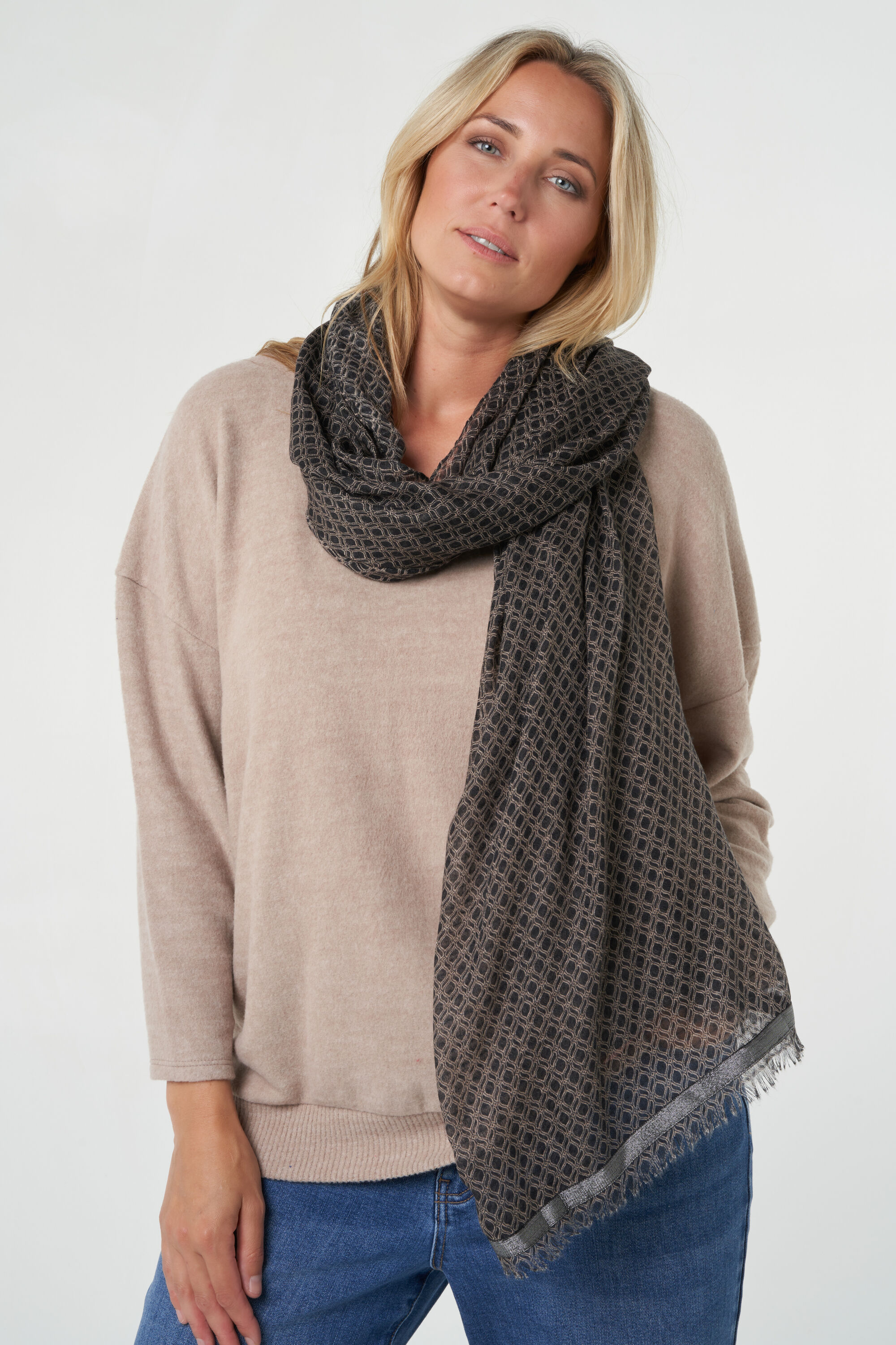 Fular con estampado    image number 3