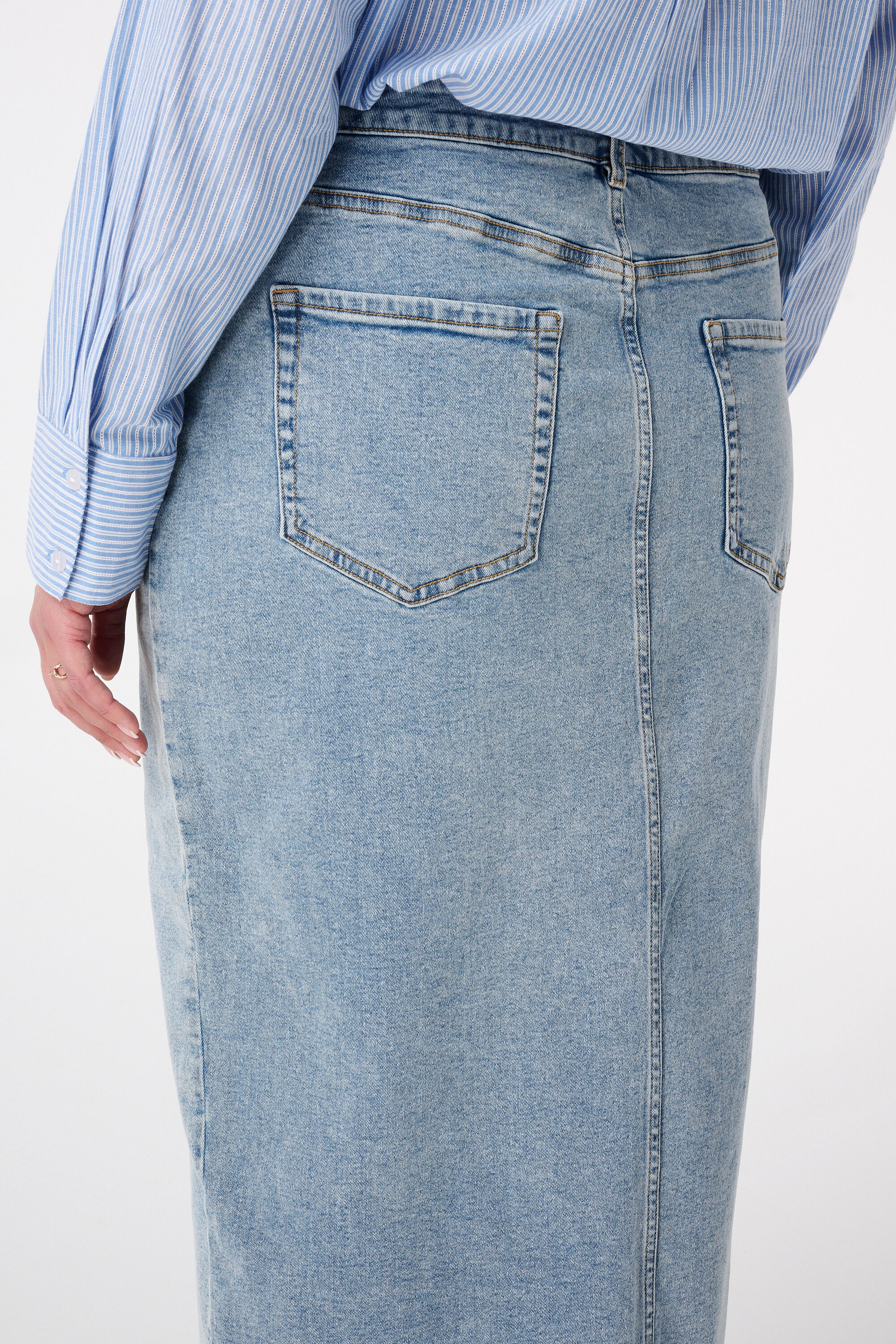 Falda vaquera con abertura image number 4