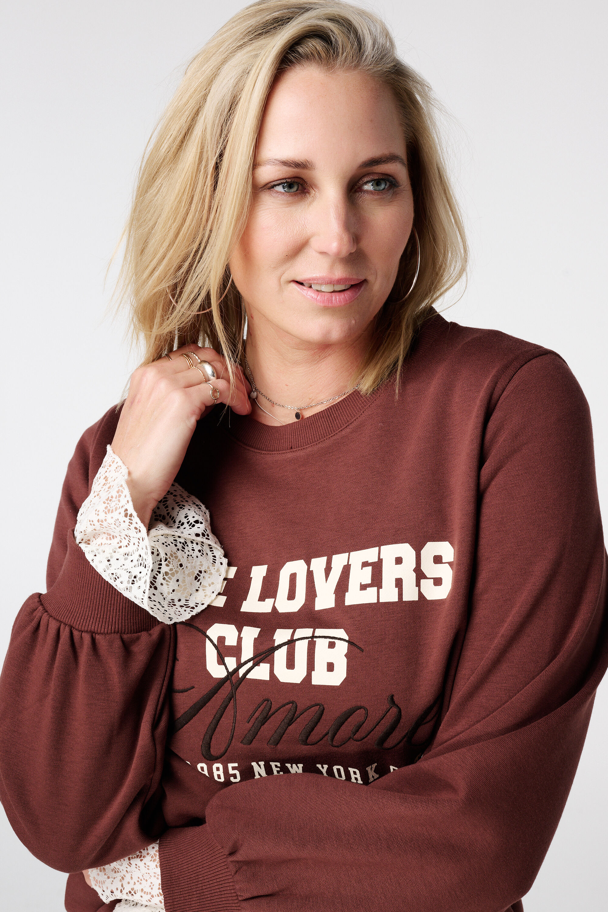 Su&eacute;ter con dise&ntilde;o image number 4