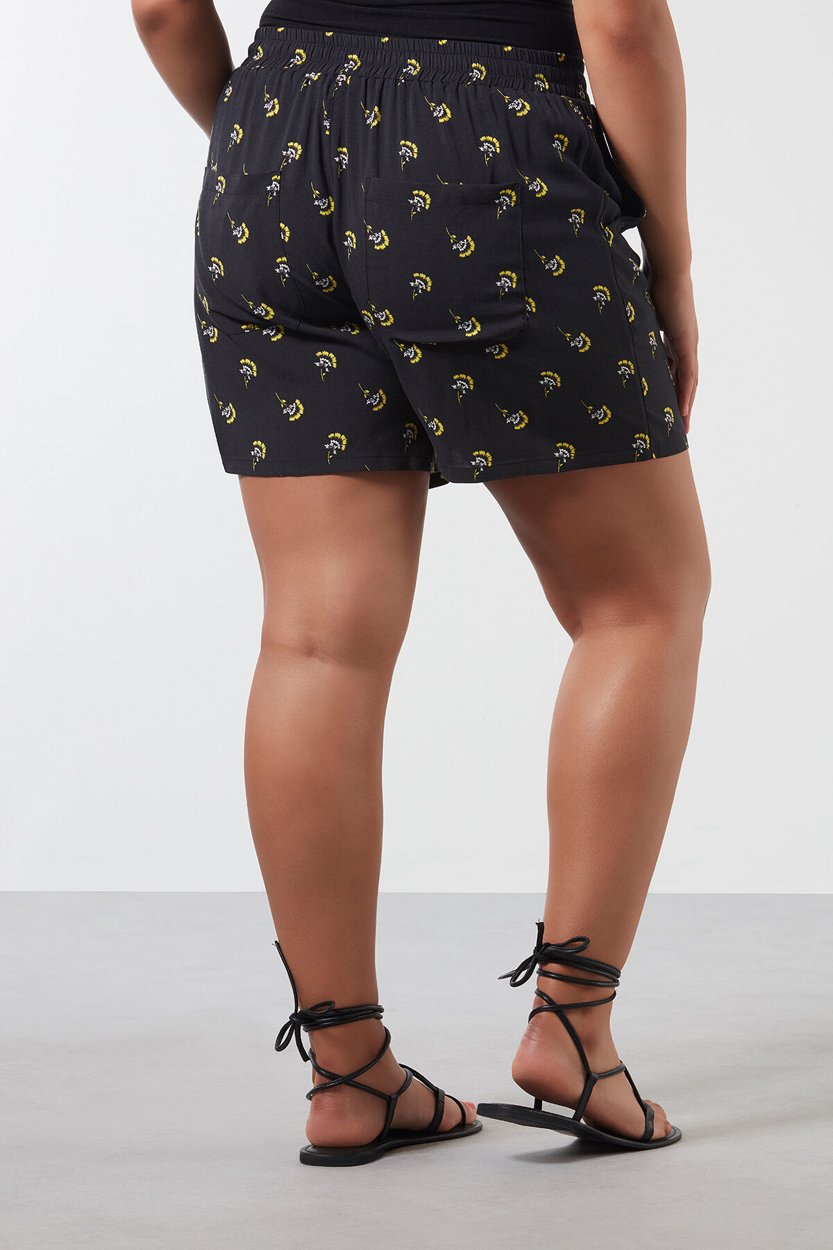 Pantalones cortos de viscosa con estampado image number 3