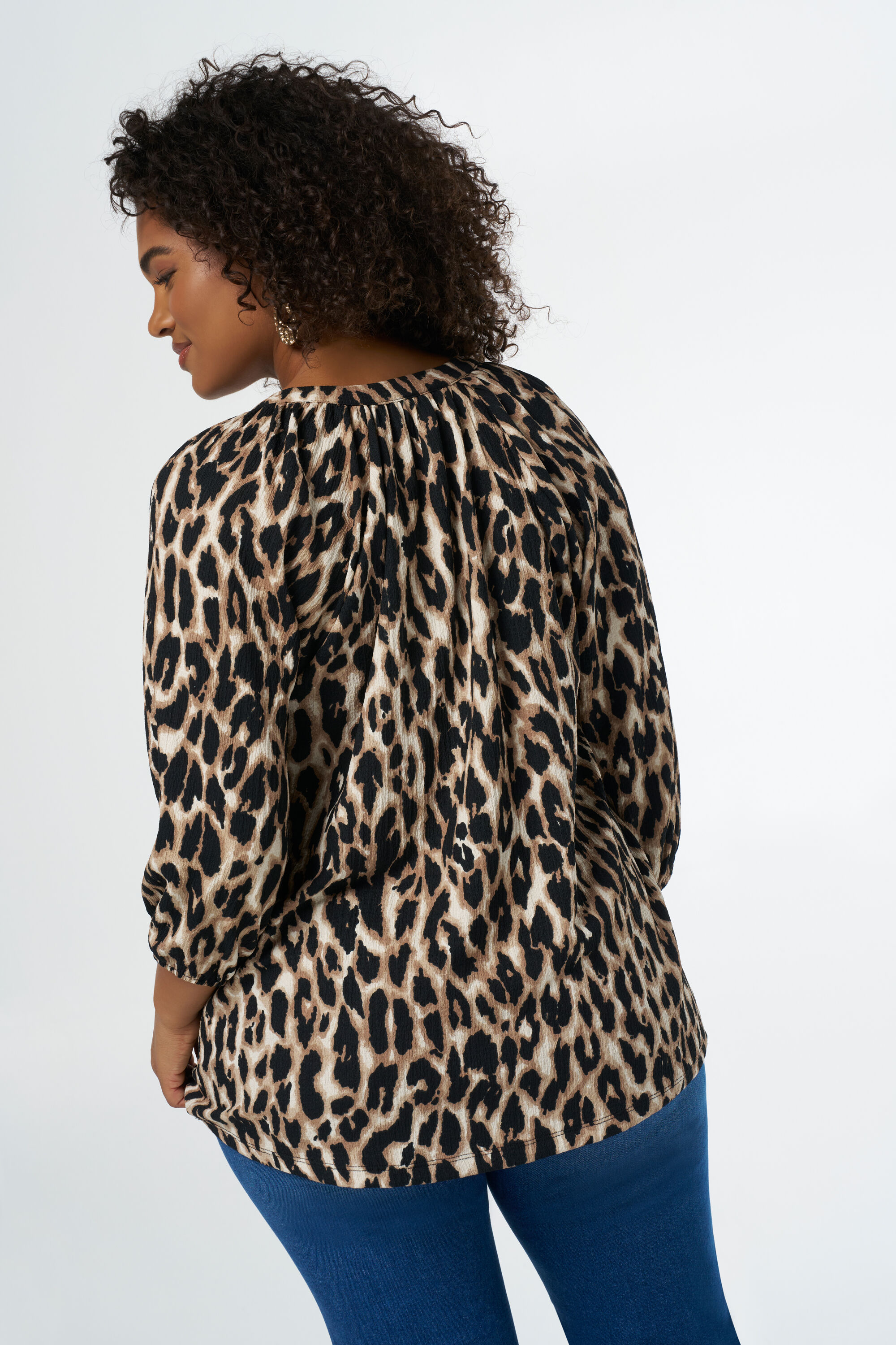 Top con cuello de pico image number 3