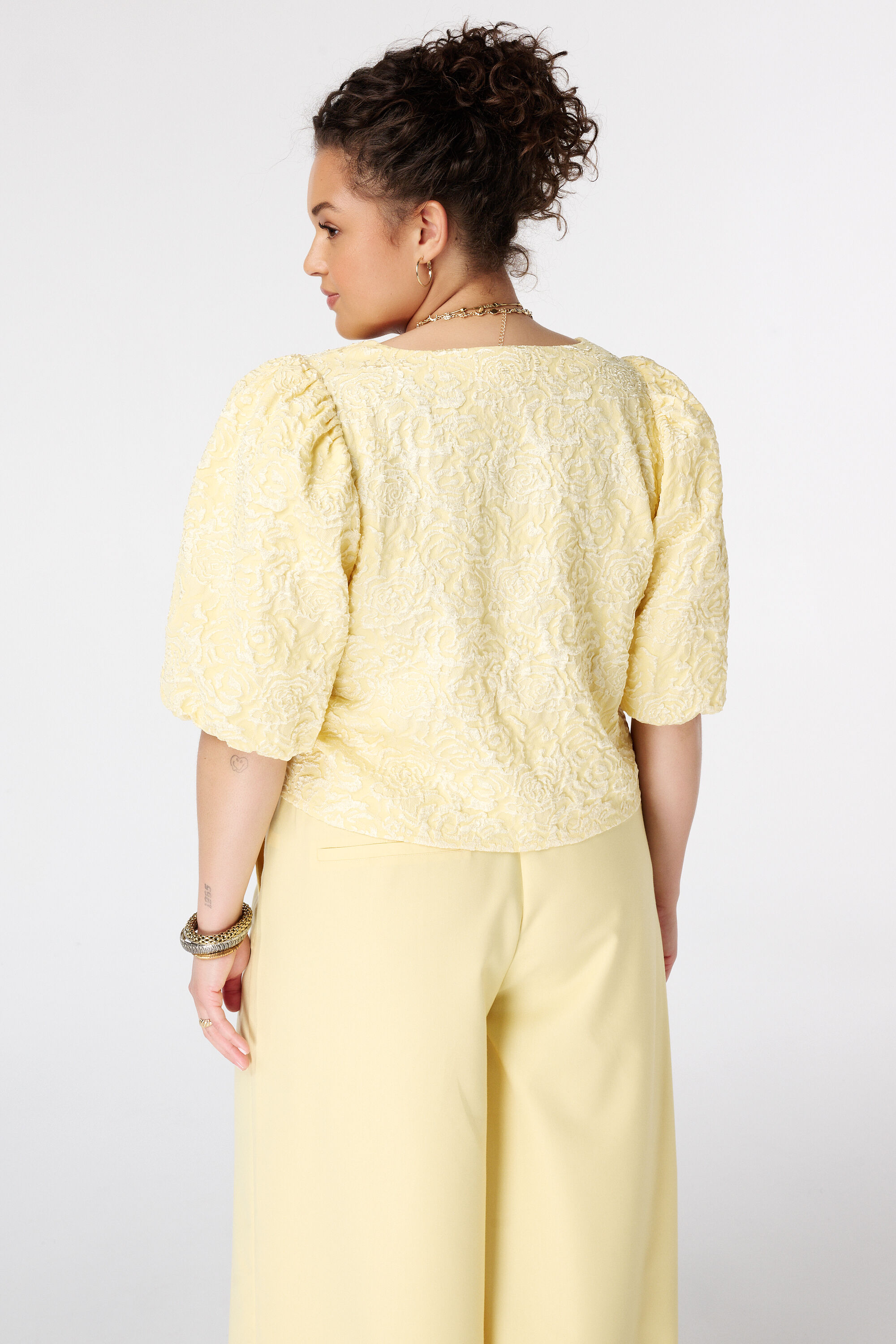 Blusa jacquard con mangas abullonadas image number 3