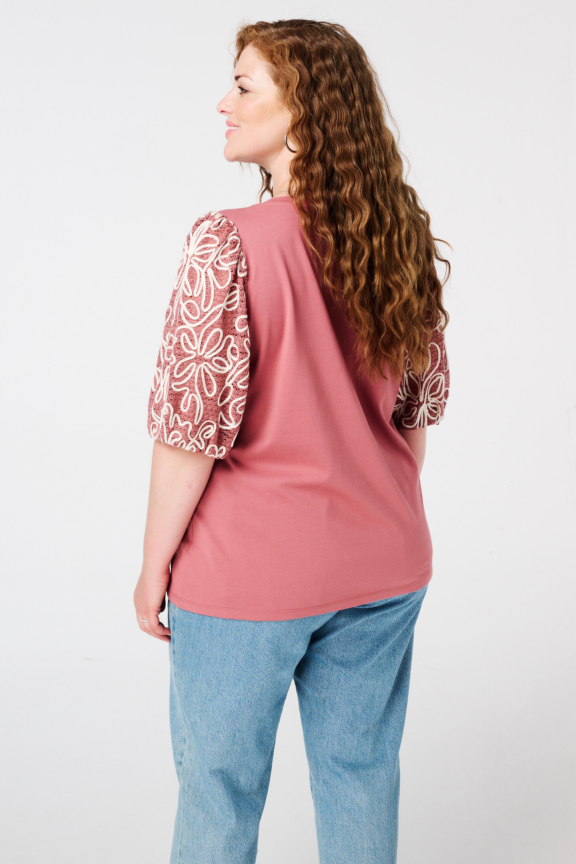 Camiseta con mangas bordadas image number 3