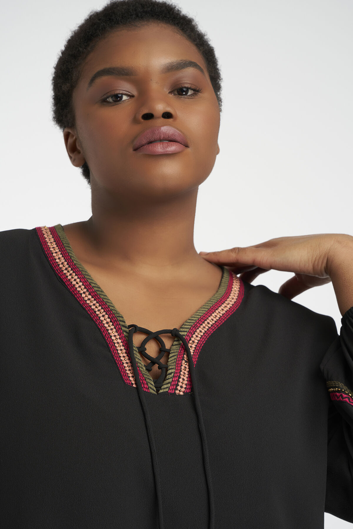 Vestido con detalle bordado image number 5