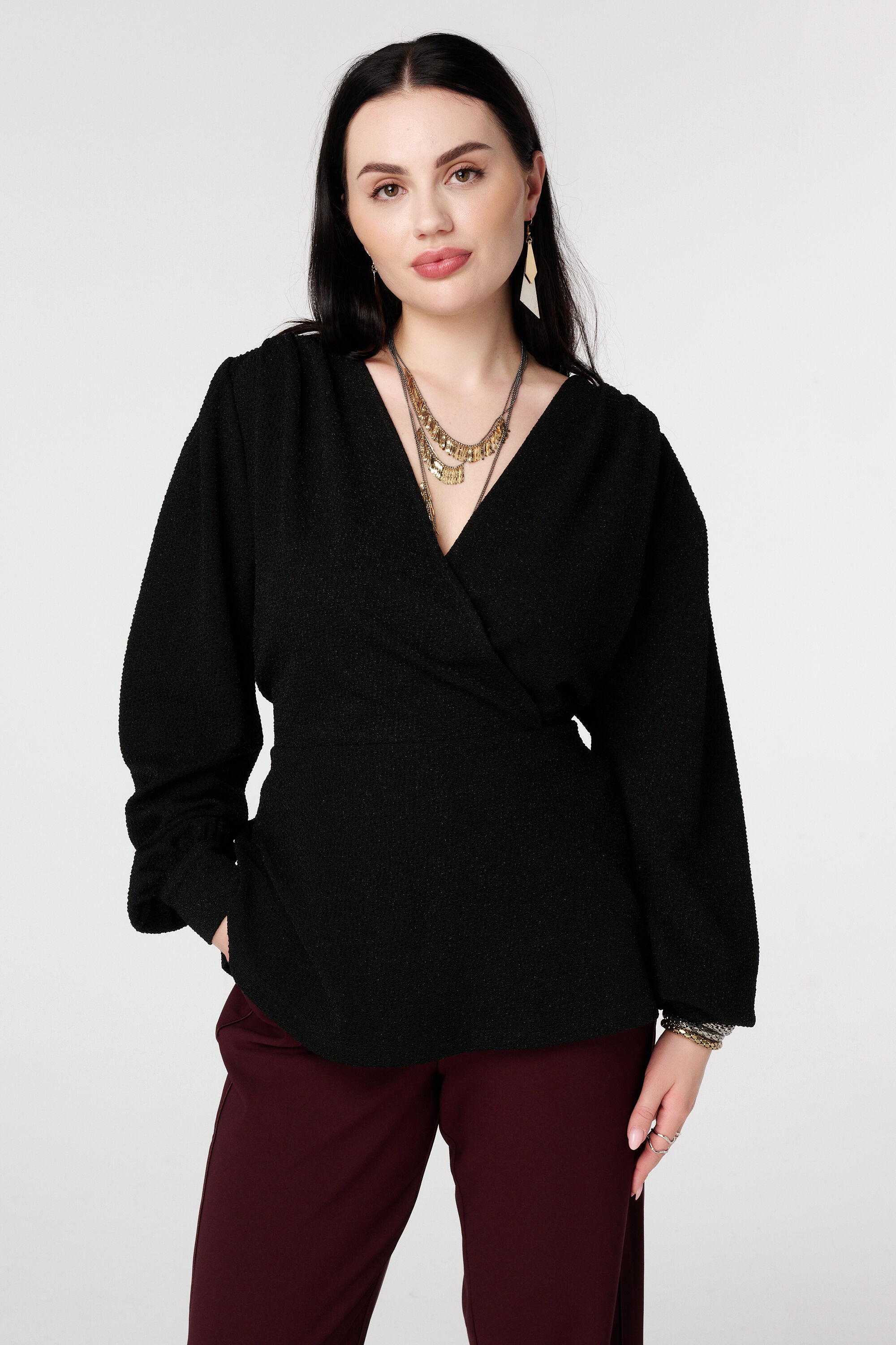 Top brillante con efecto cruzado