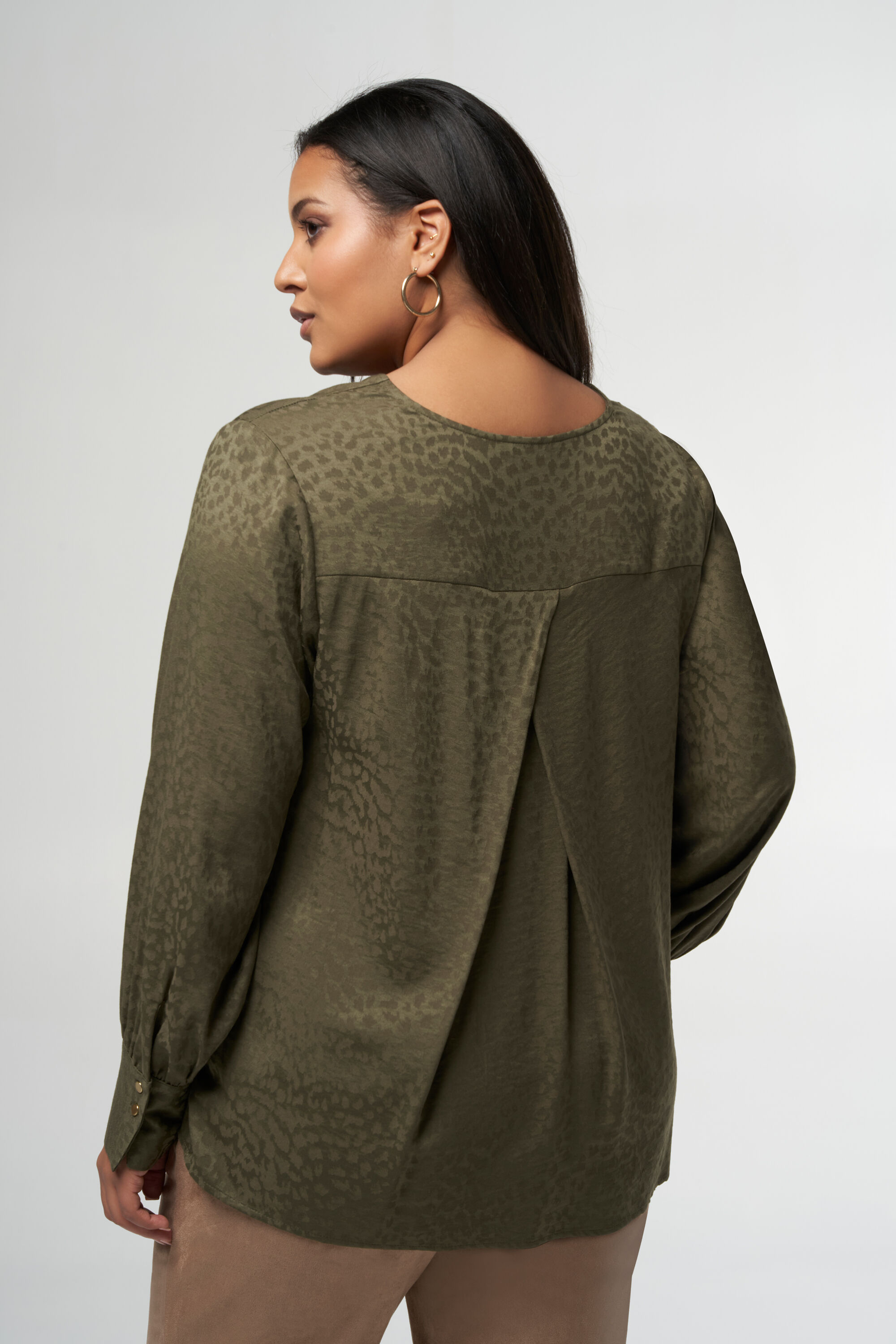 Blusa de sat&eacute;n con estampado image number 3