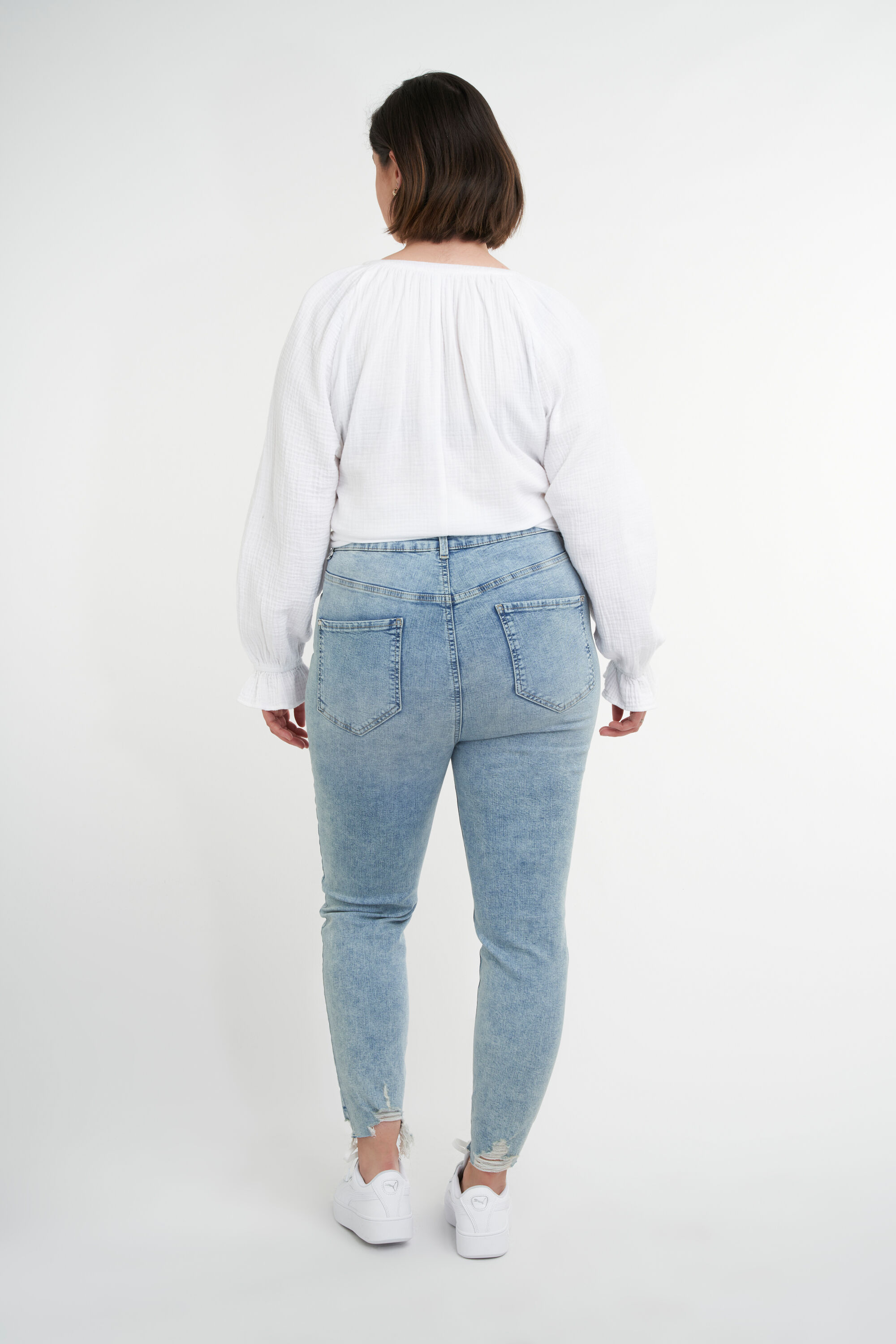 Vaqueros con detalles desgastados image number 4