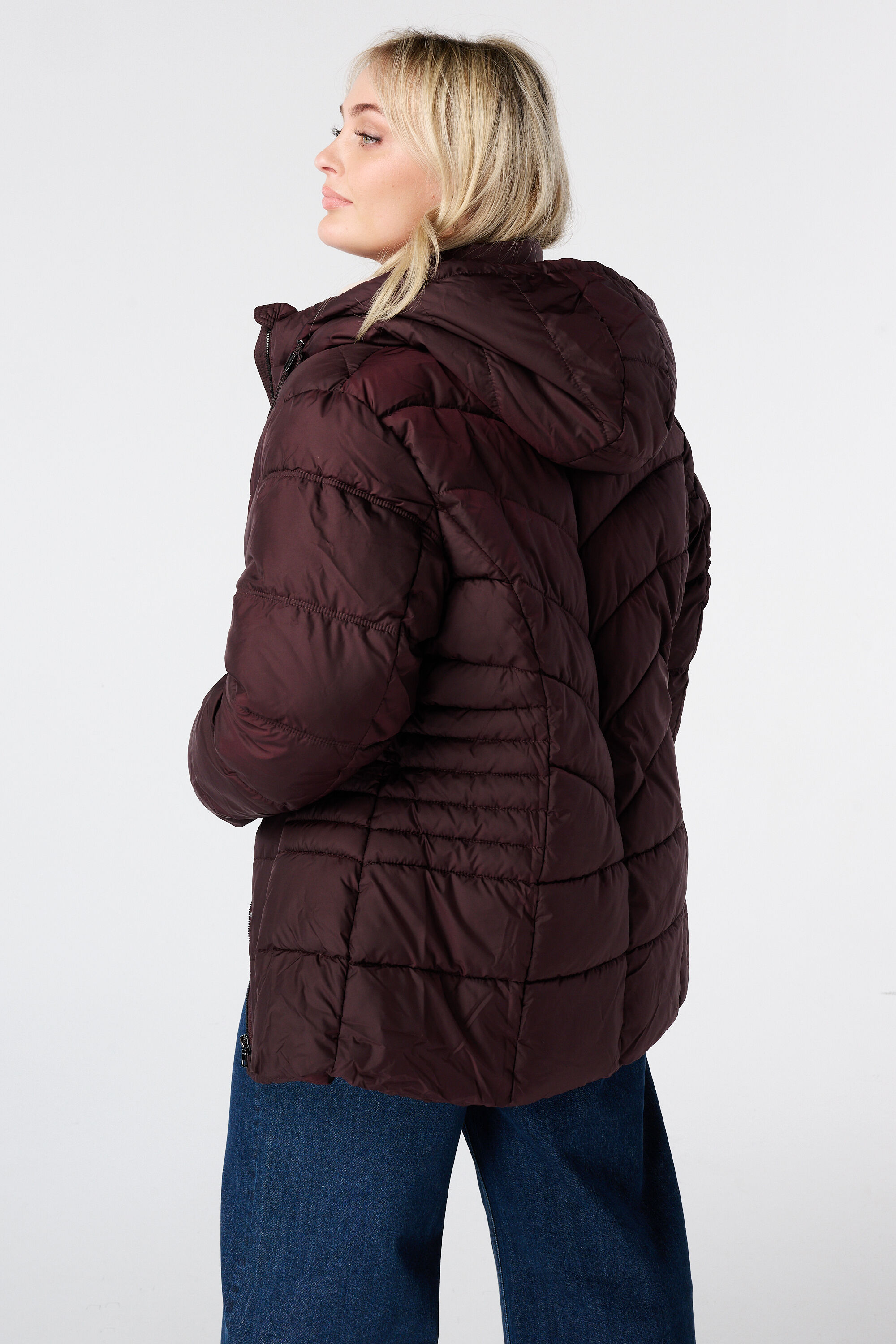 Chaqueta acolchada con capucha image number 3