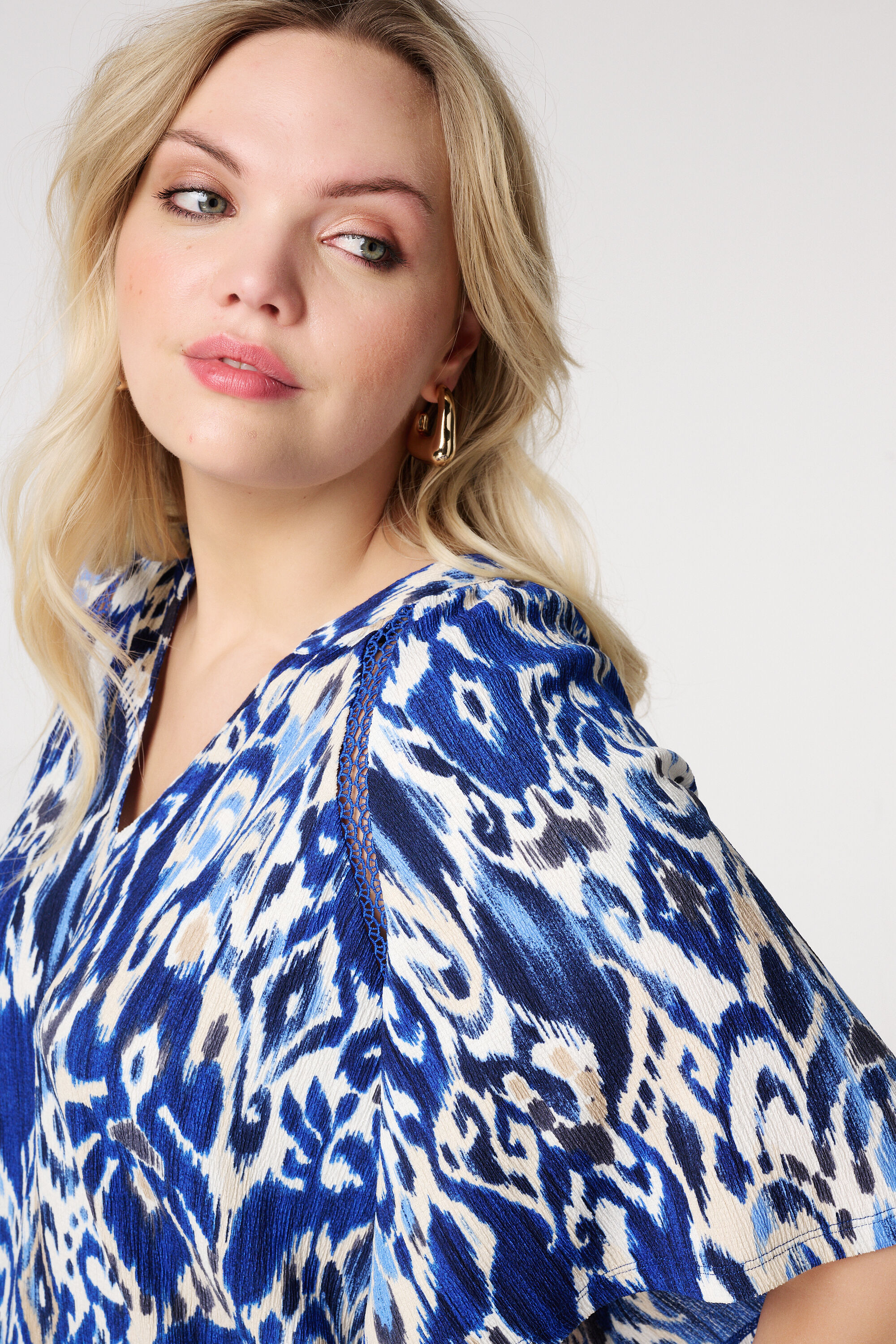 Top con estampado y detalles bordados image number 4