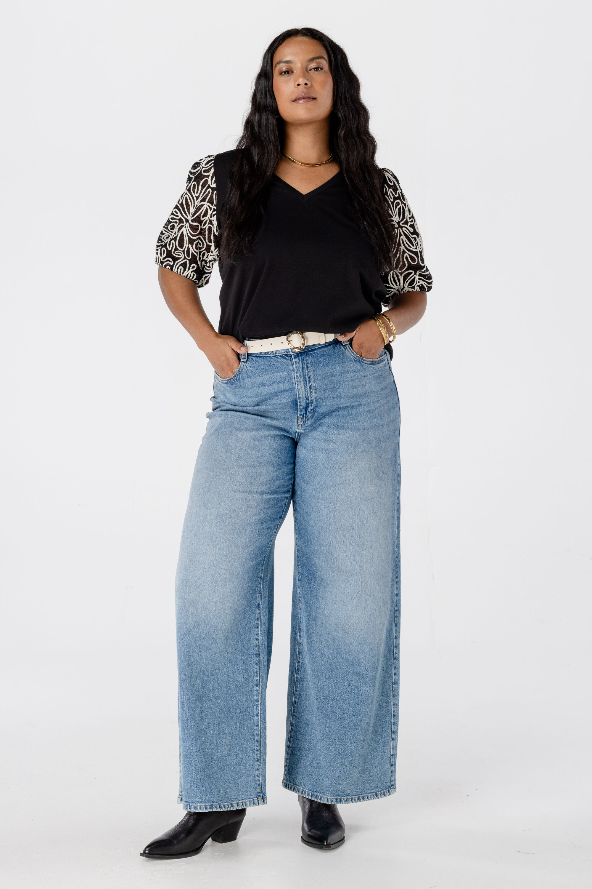 Top con mangas bordadas image number 5