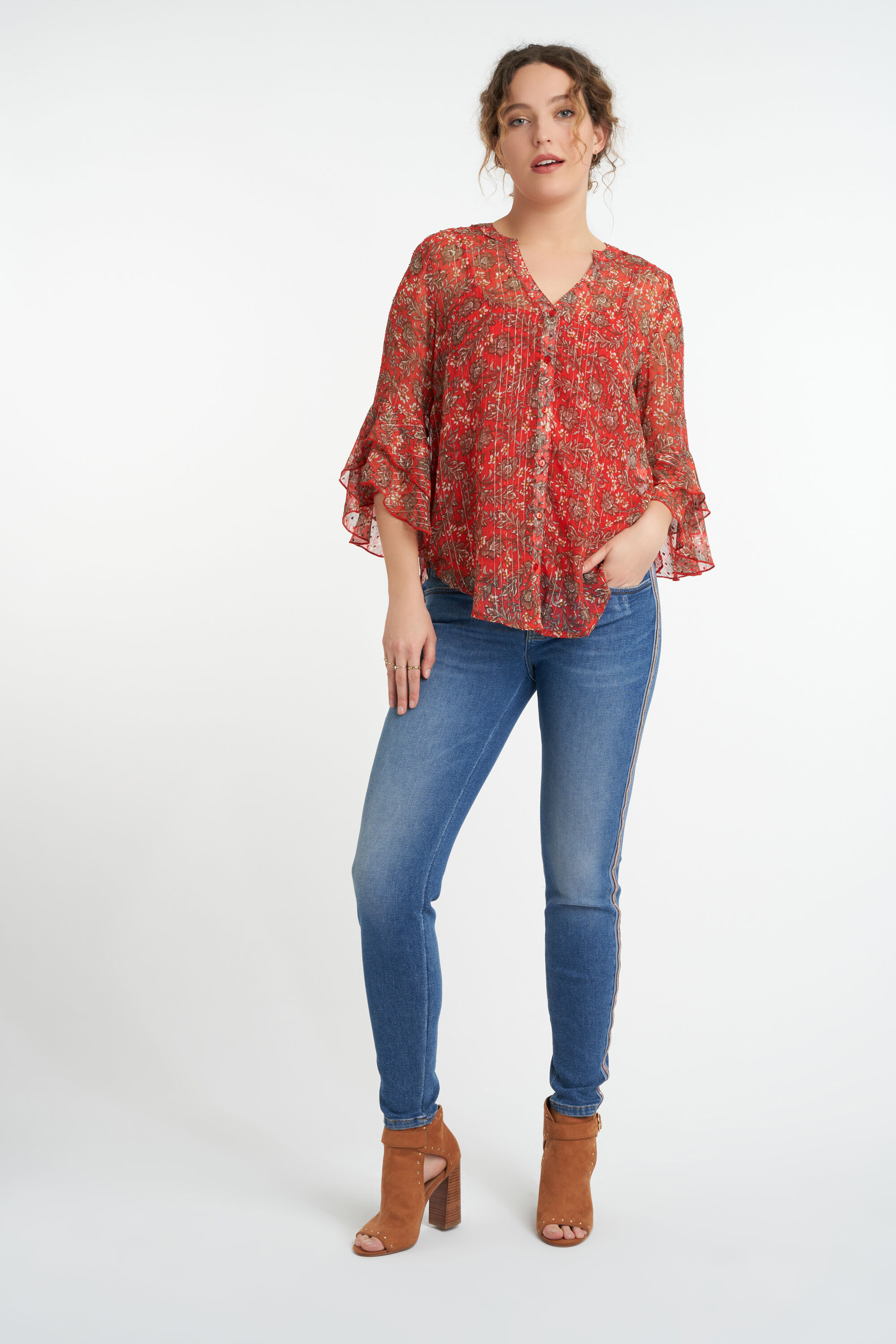 Blusa floral con volantes   image number 4