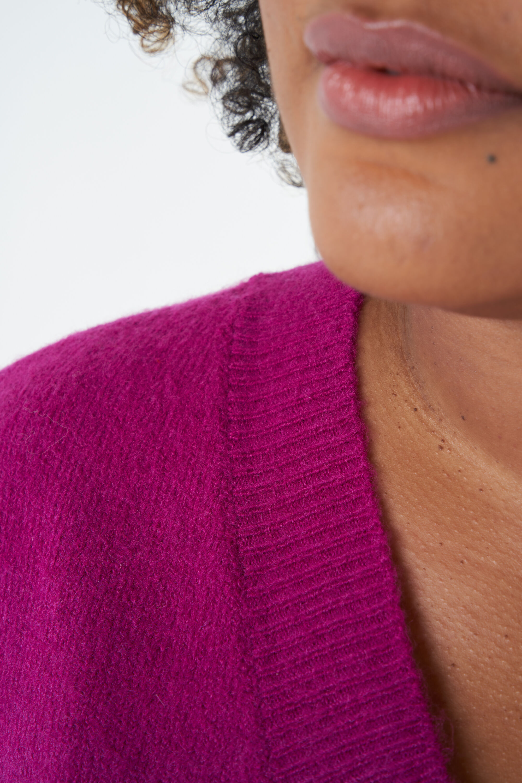 Su&eacute;ter de punto fino con escote en V image number 4