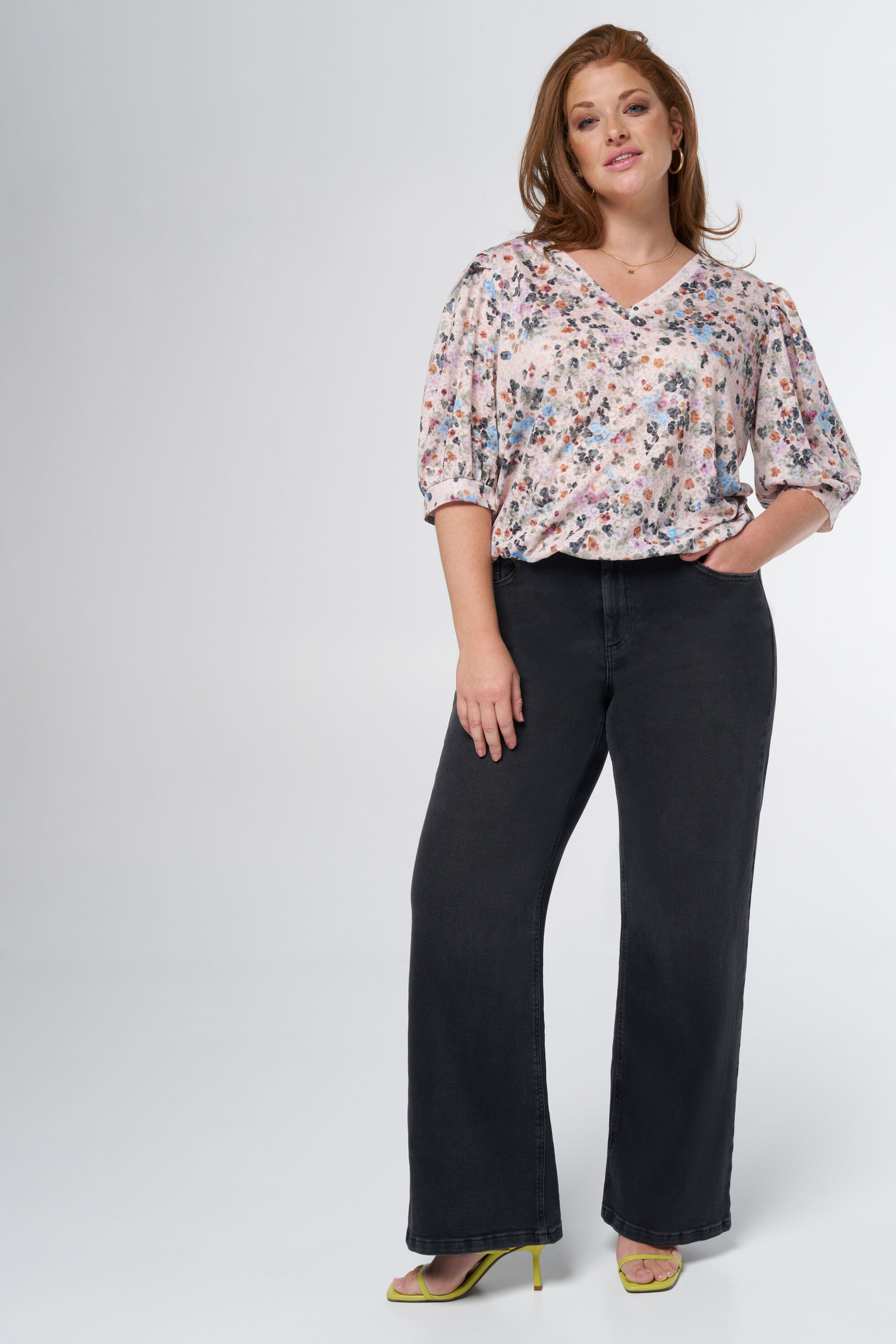 Top con escote en V y dise&ntilde;o estampado image number 5