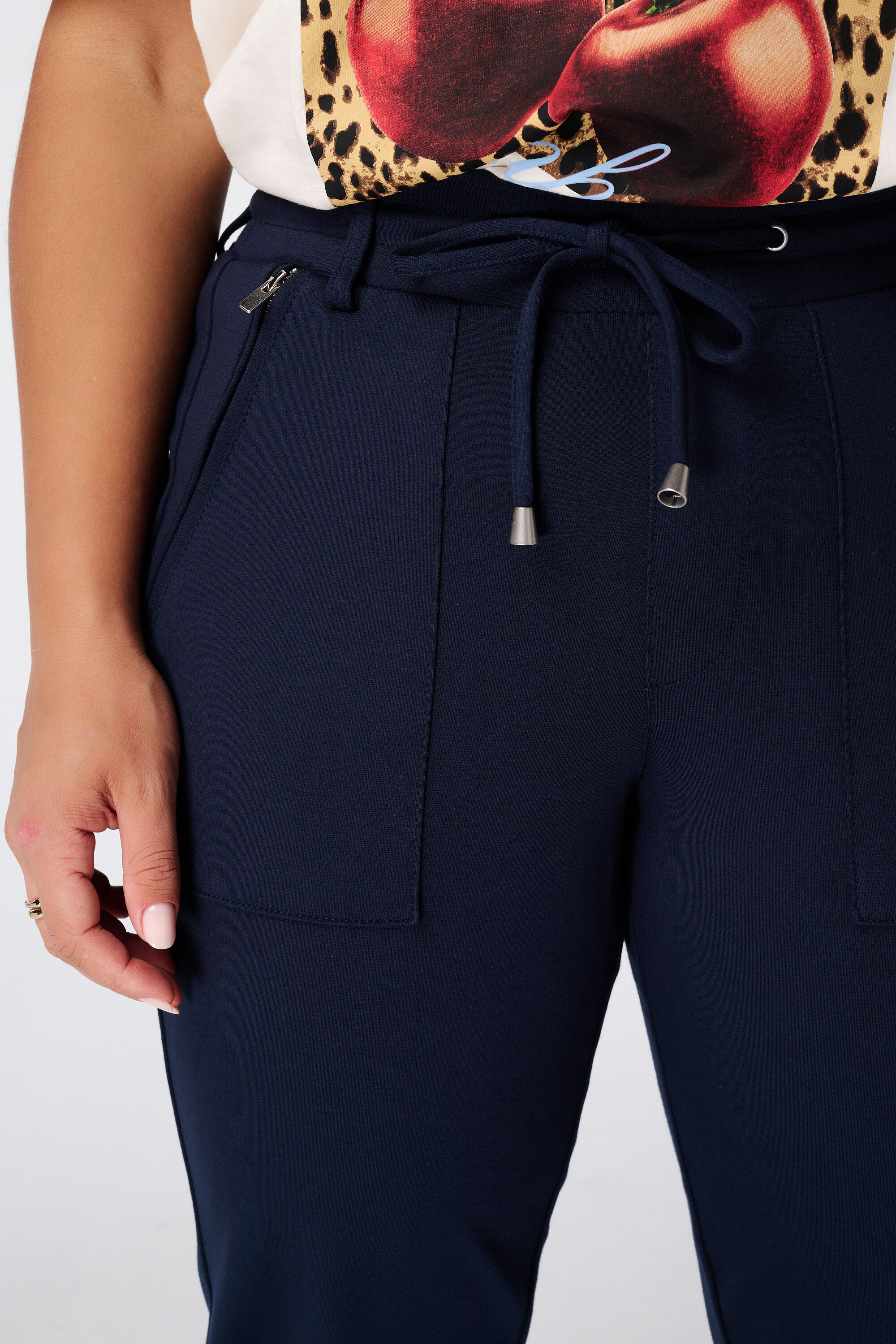 Pantal&oacute;n tapered con cintura el&aacute;stica image number 4