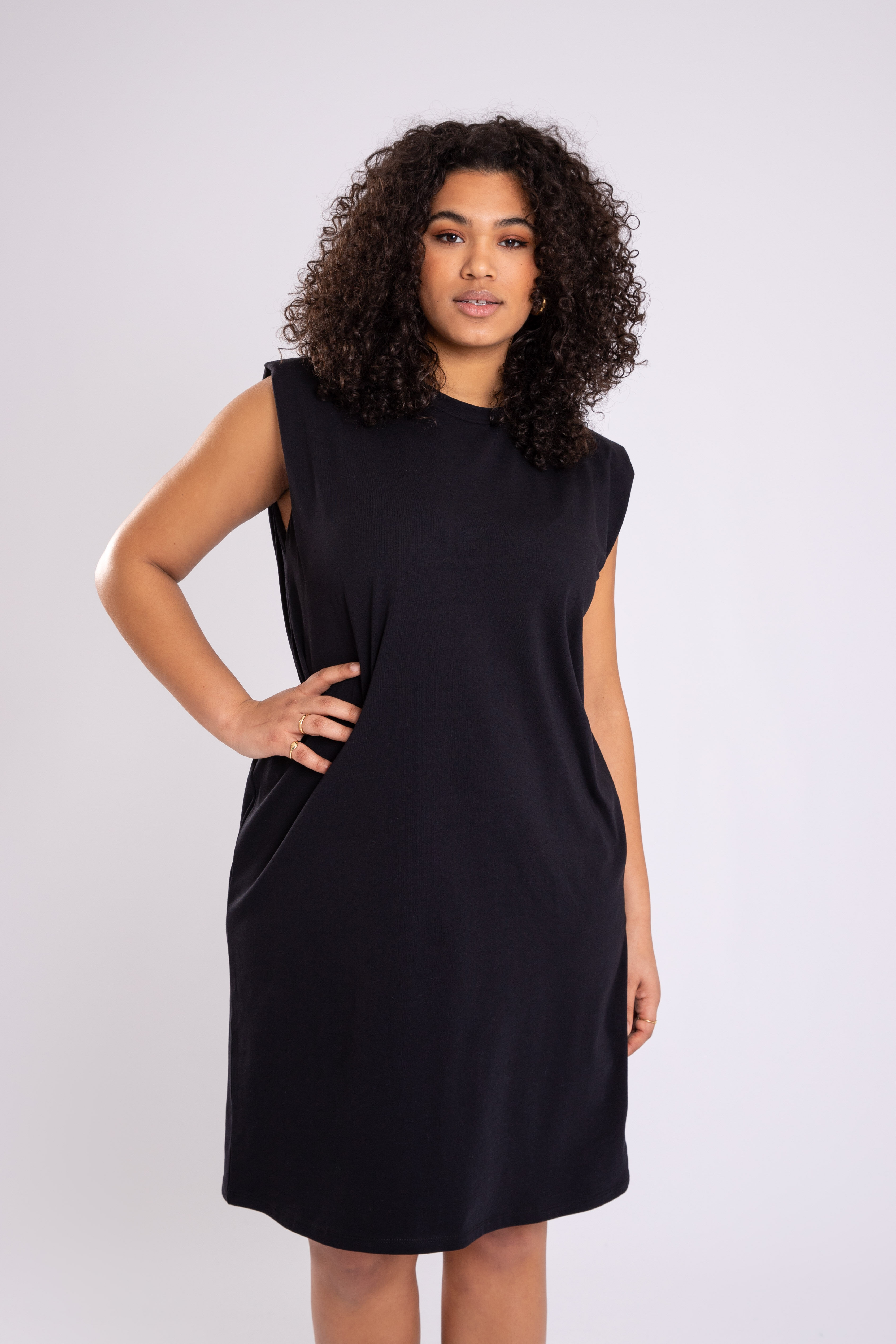 Vestido con detalle en los hombros image number 5