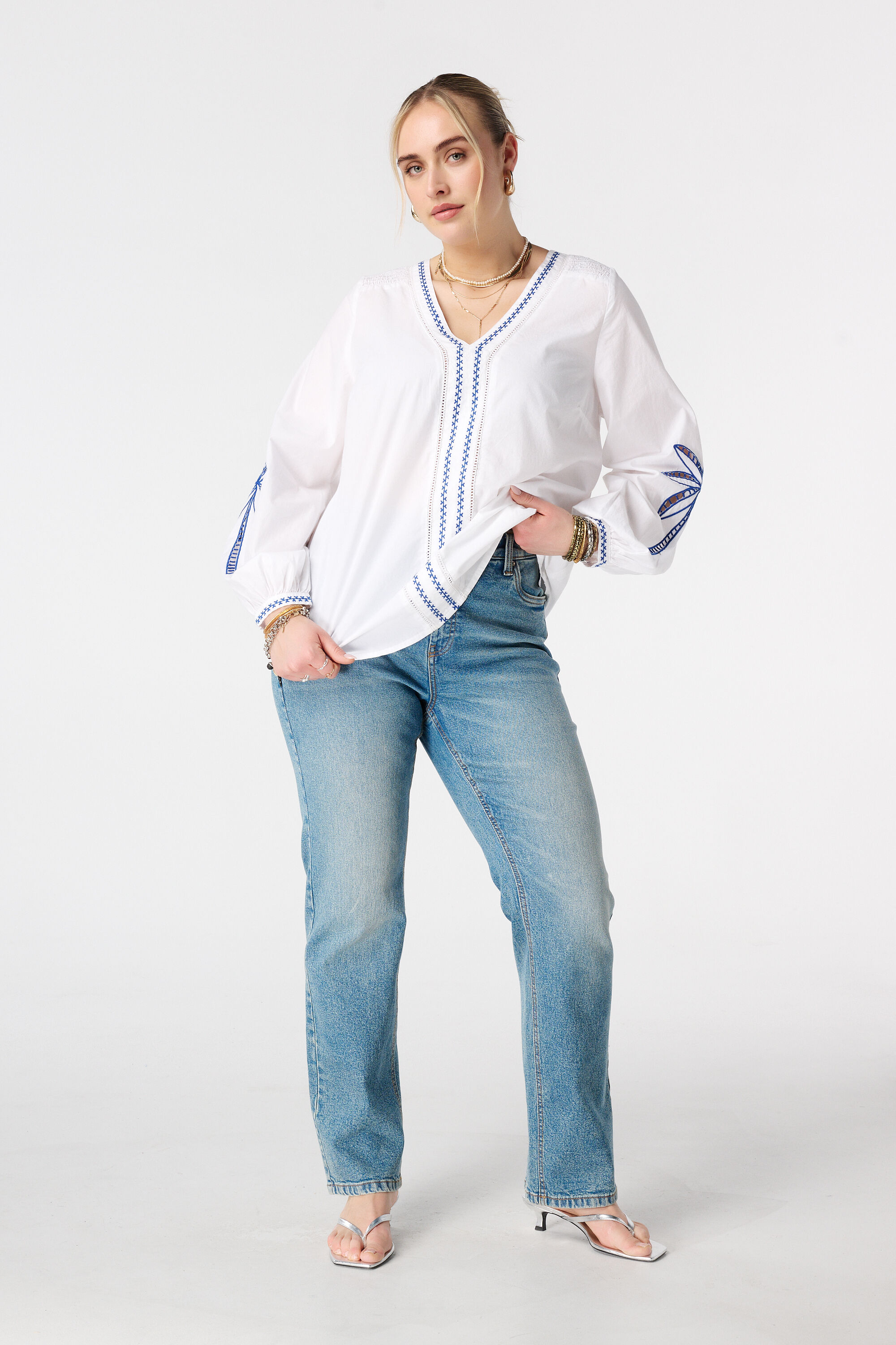 Blusa con bordado image number 5