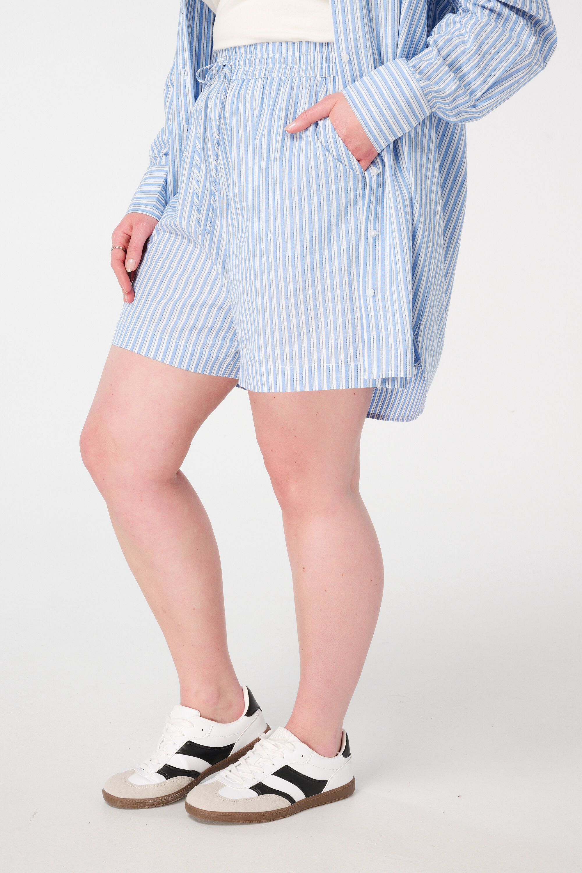 Pantalones cortos a rayas con cintura el&aacute;stica image number 5