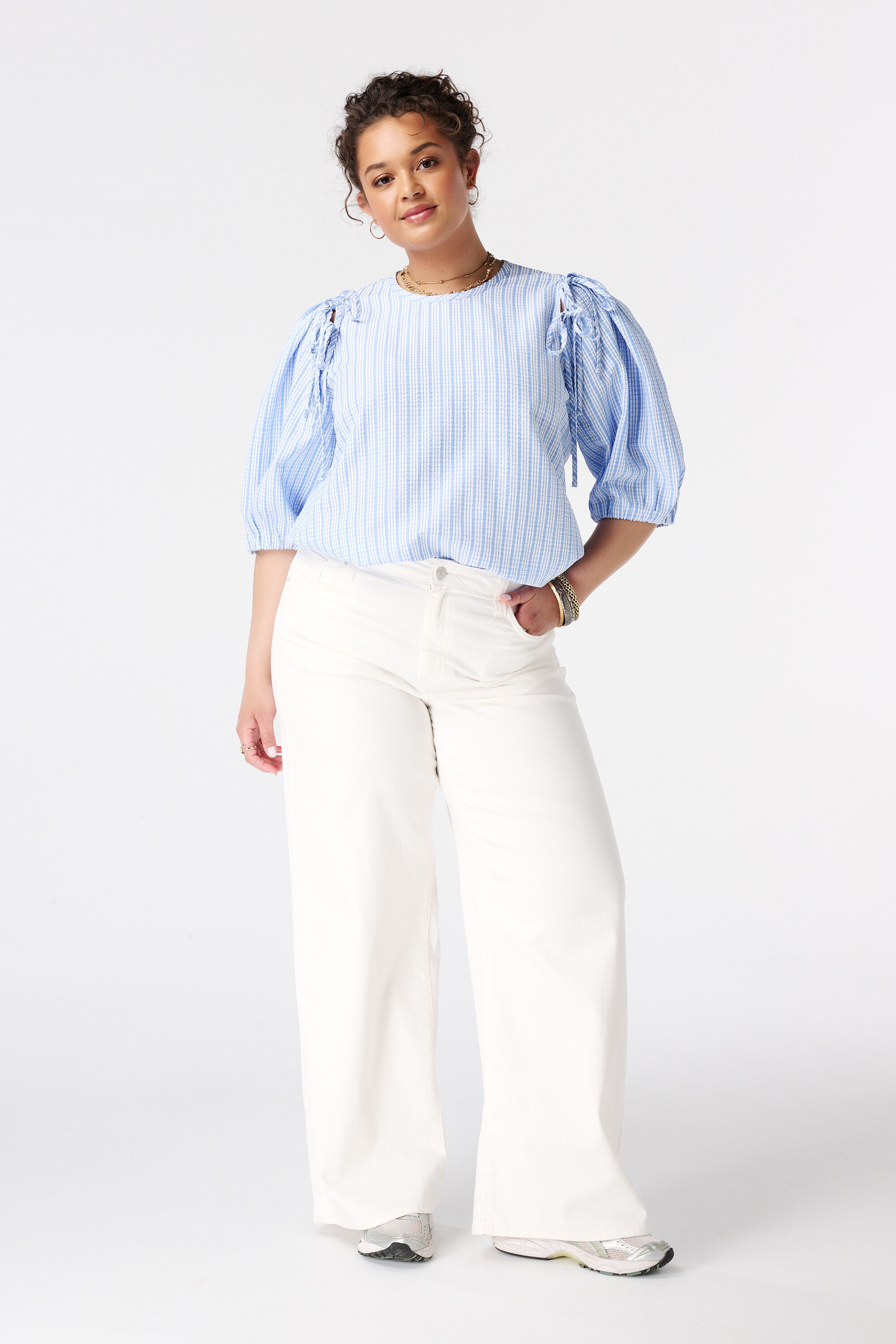 Blusa de cuadros con mangas abullonadas image number 5