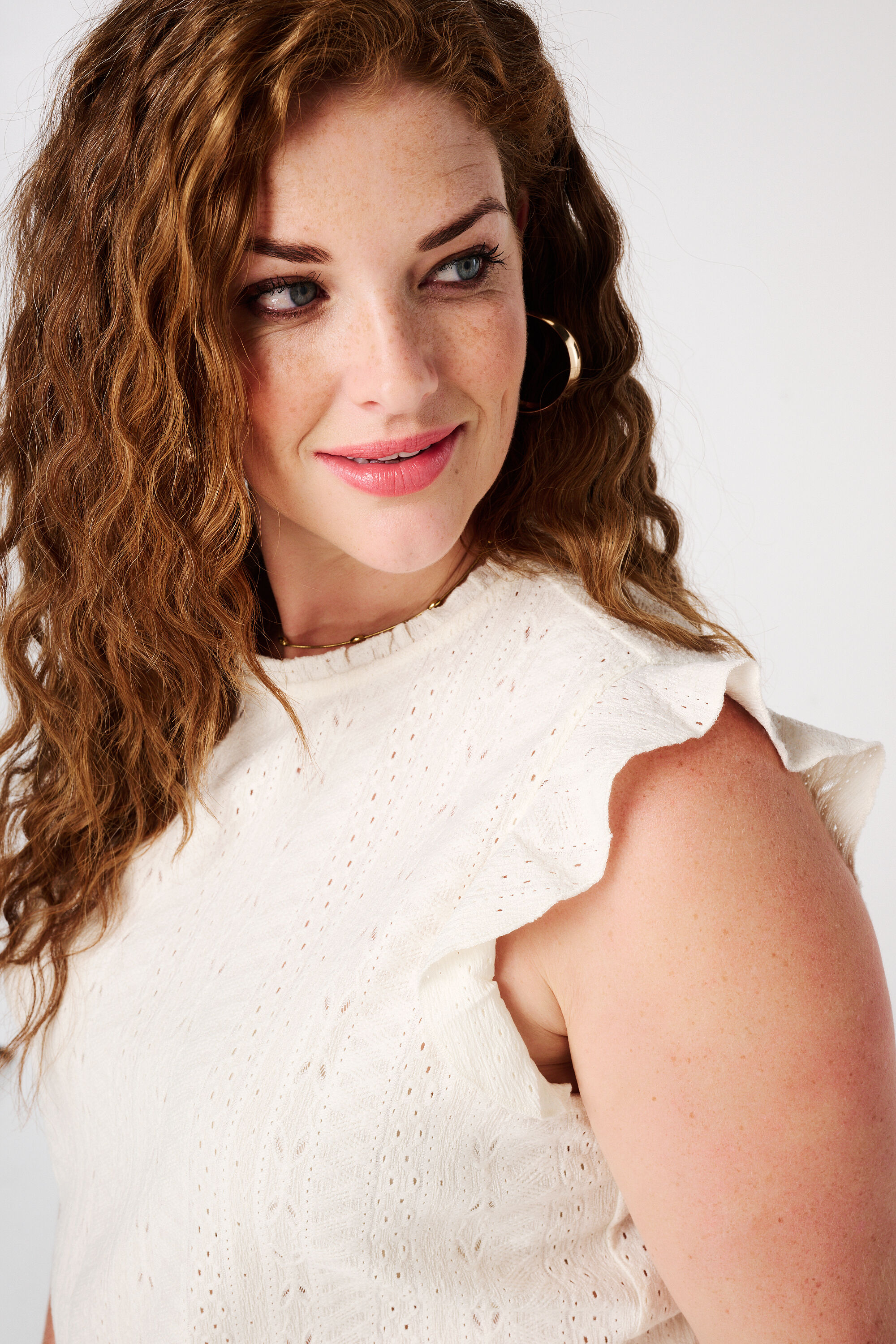 Top bordado con volantes image number 4