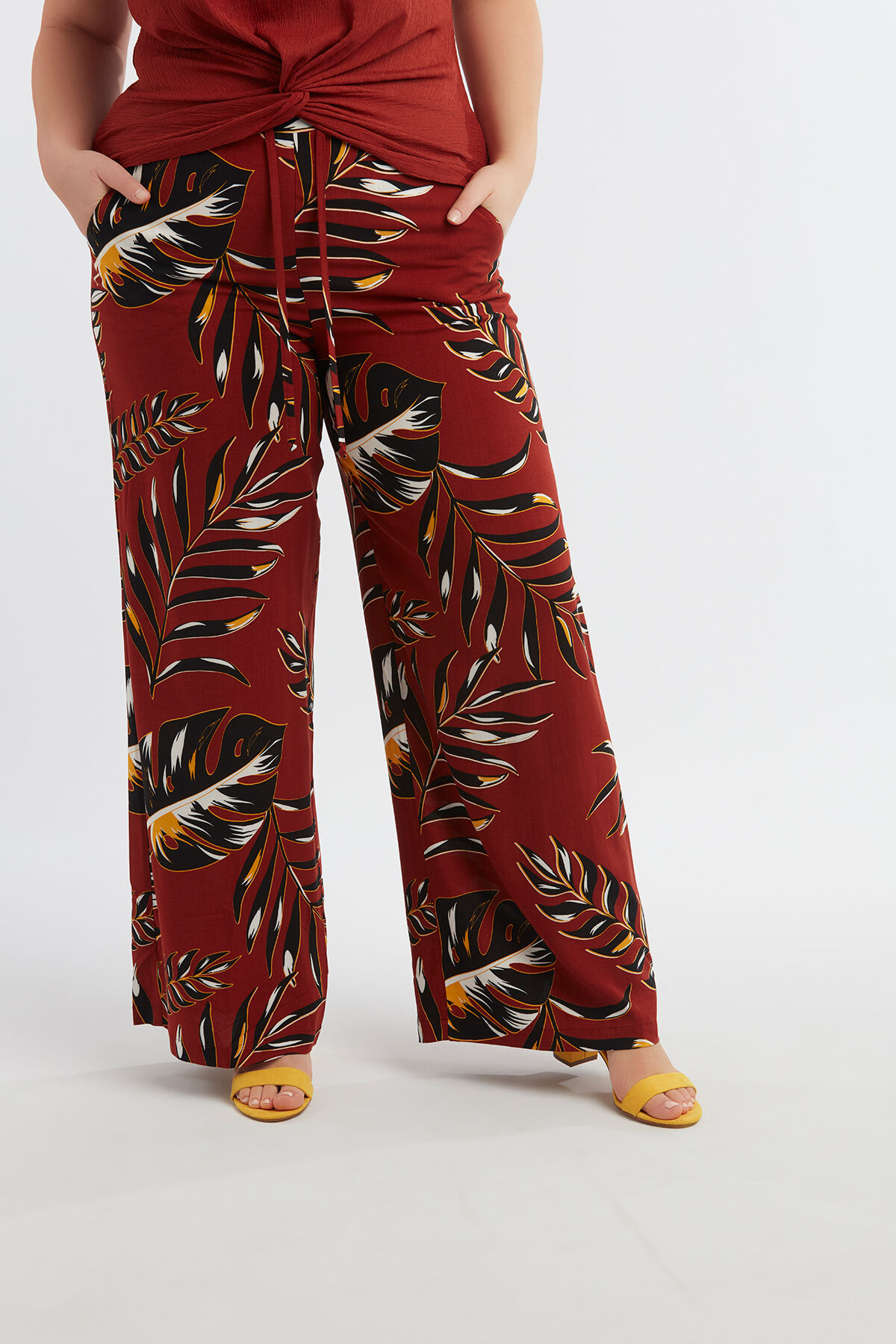 Pantalones de pernera ancha con estampado integral  image number 3