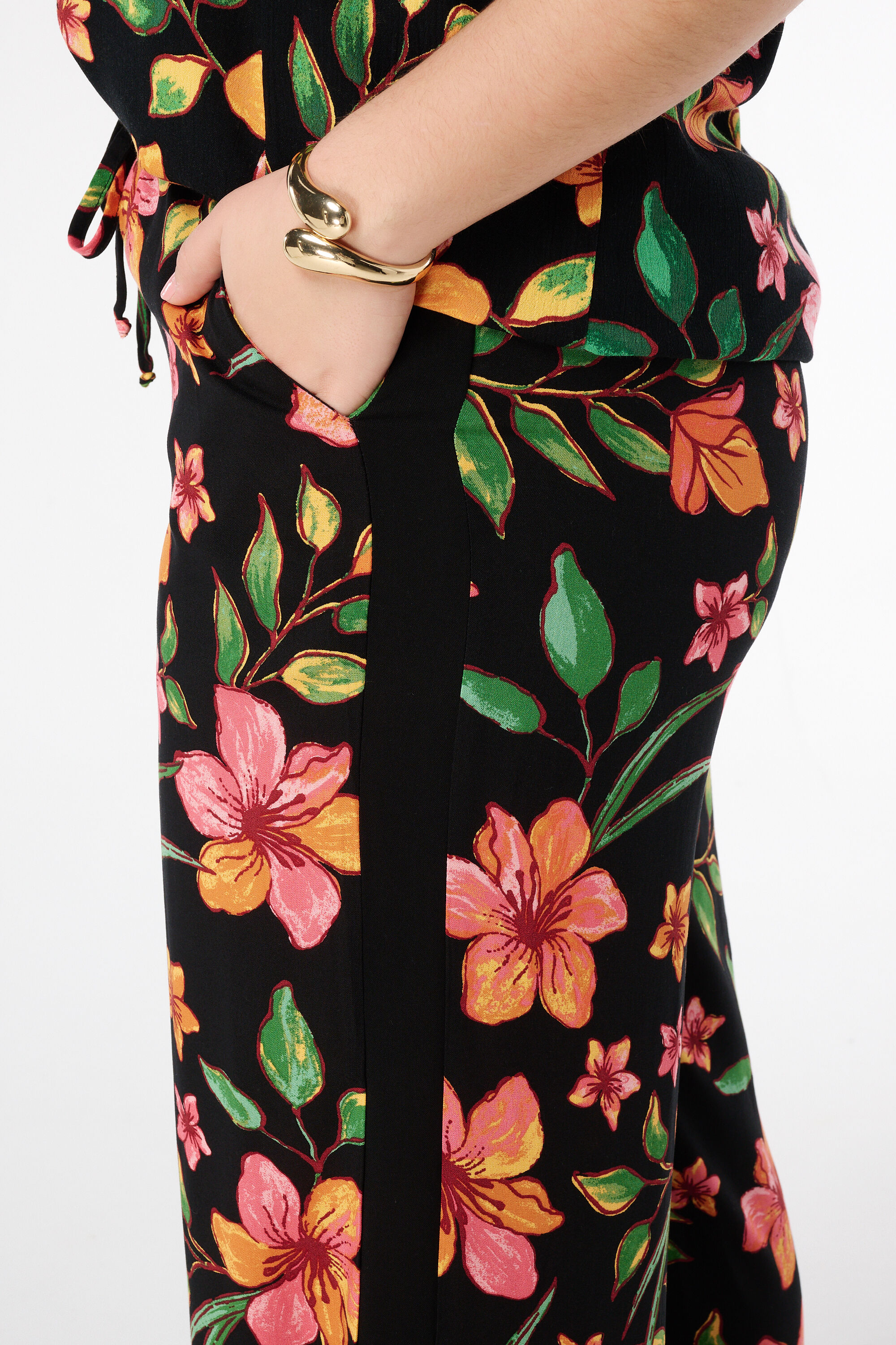 Pantalones con estampado tropical image number 4