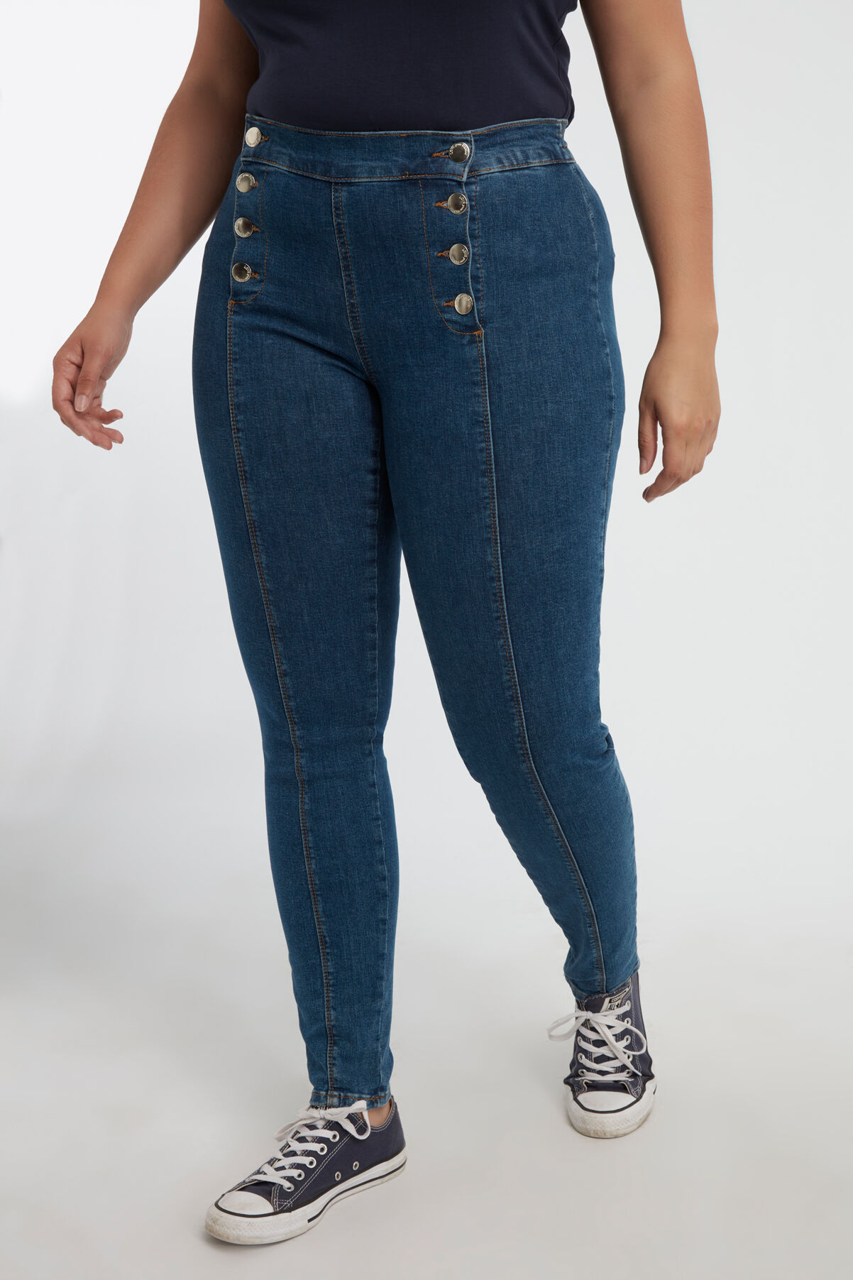 Vaqueros ajustados con botones image number 3