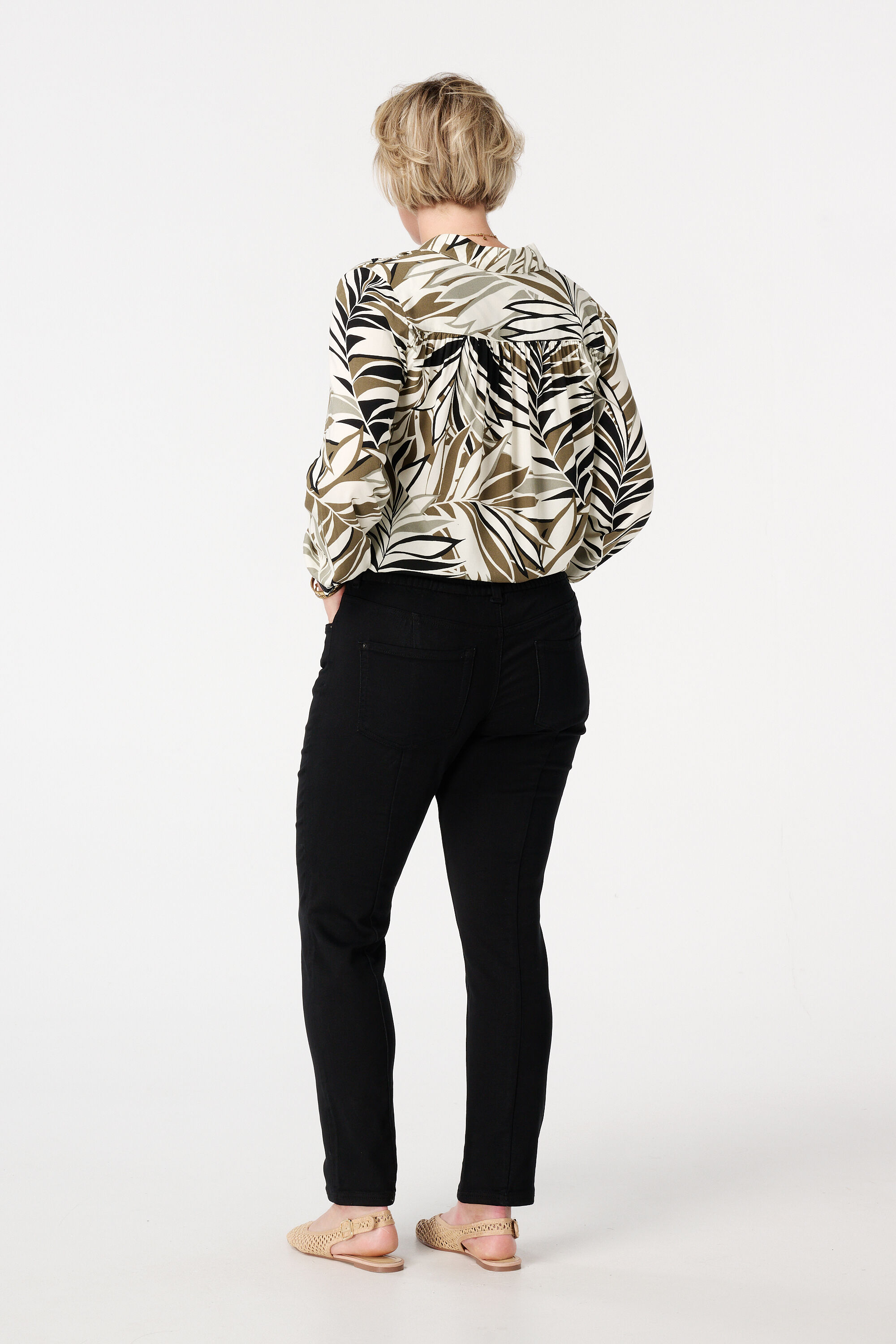 Vaqueros de pernera recta con cintura el&aacute;stica image number 3