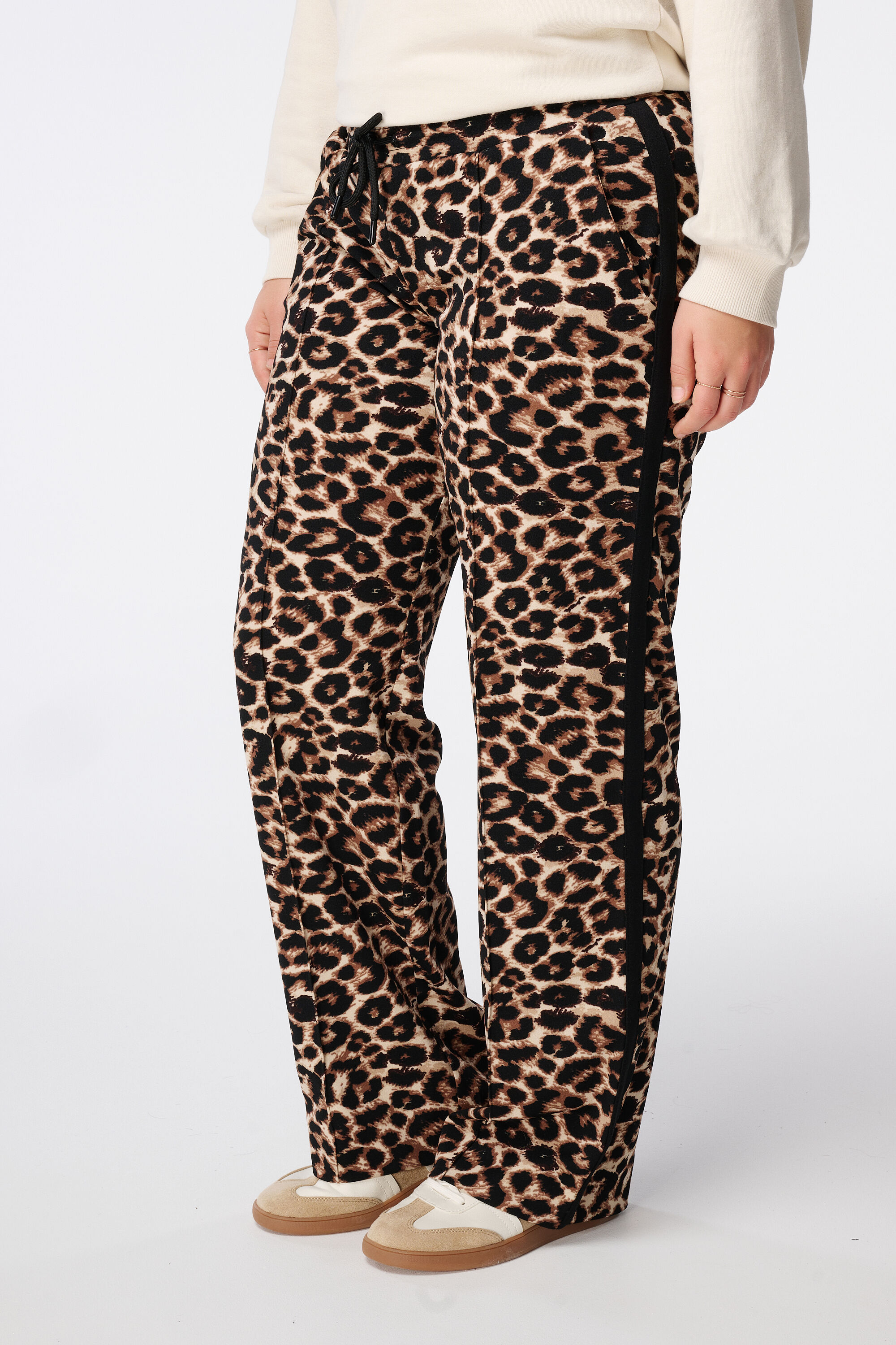 Pantalones de estampado leopardo con rayas en contraste  image number 4