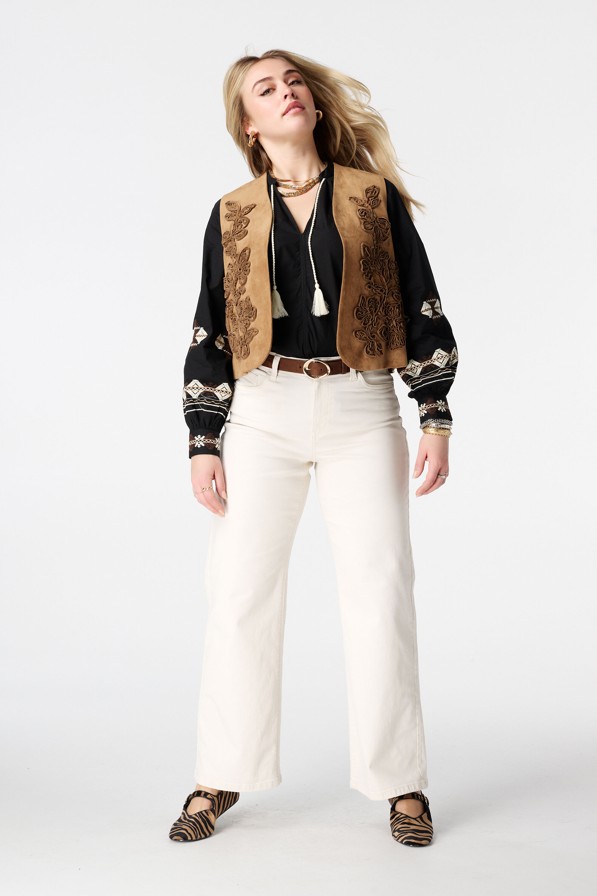 Blusa con bordado image number 5