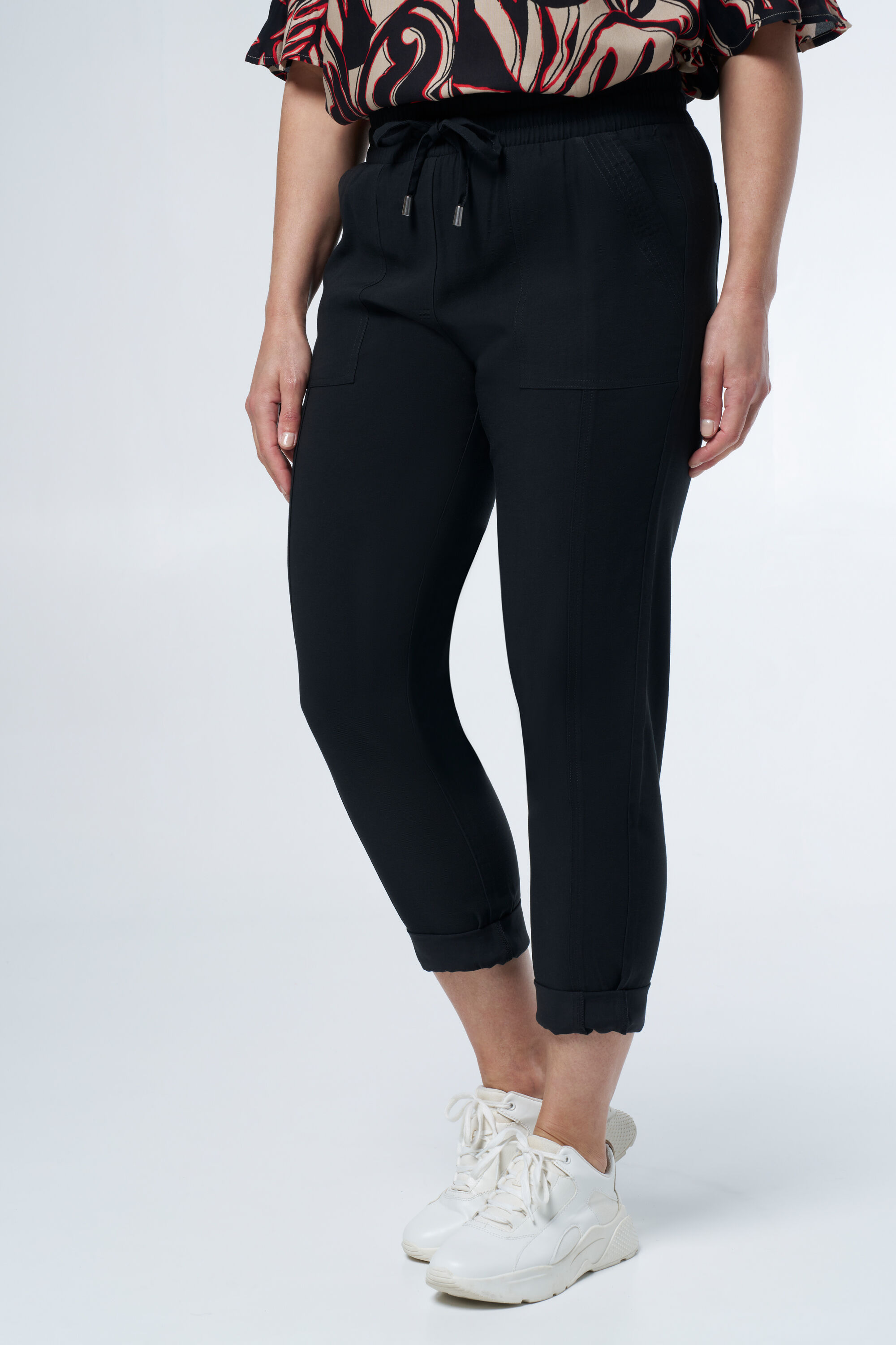 Pantalones con un cord&oacute;n image number 5