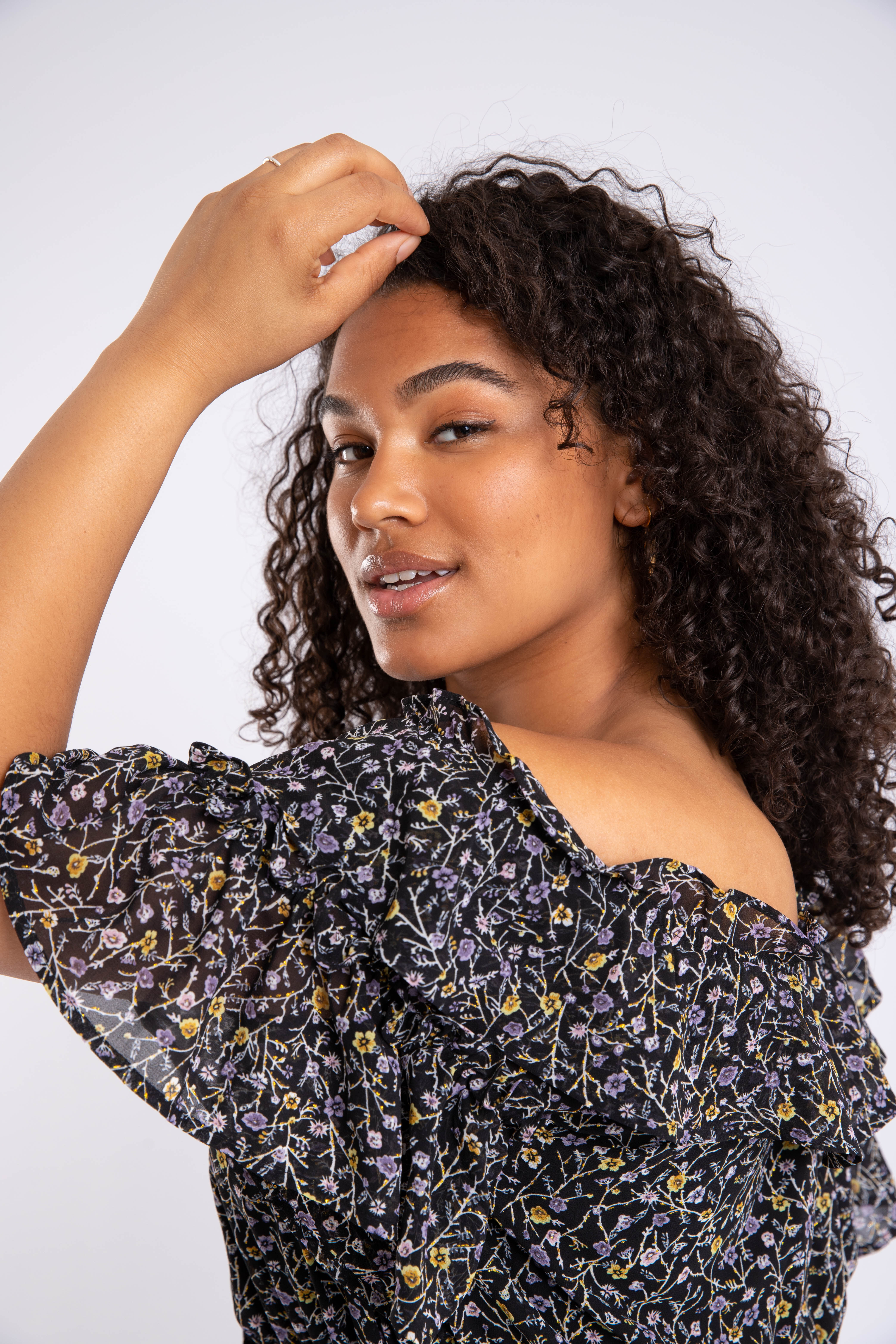 Vestido estampado con los hombros al descubierto image number 5