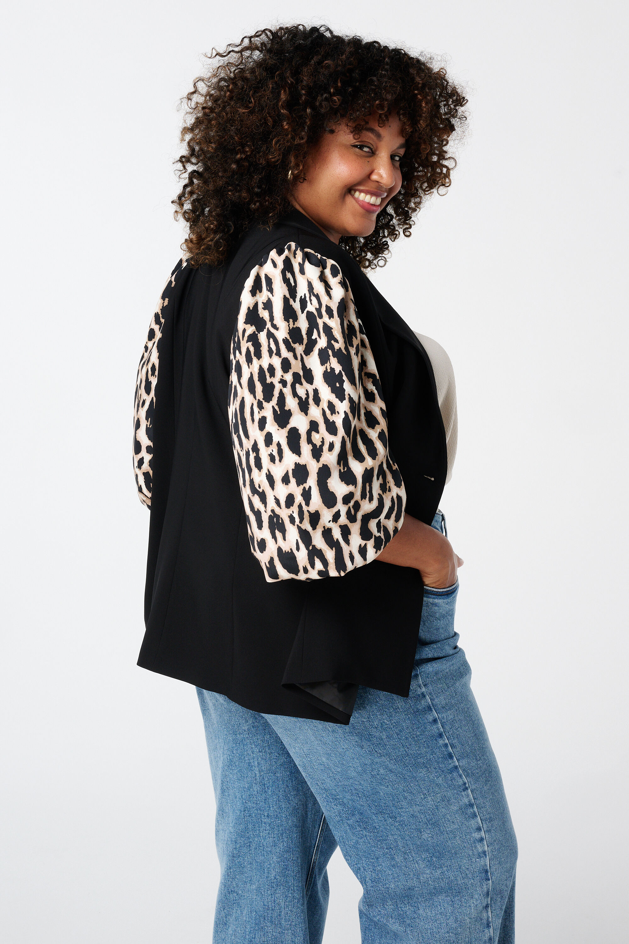 Blazer con estampado de pantera y manga abullonada image number 3