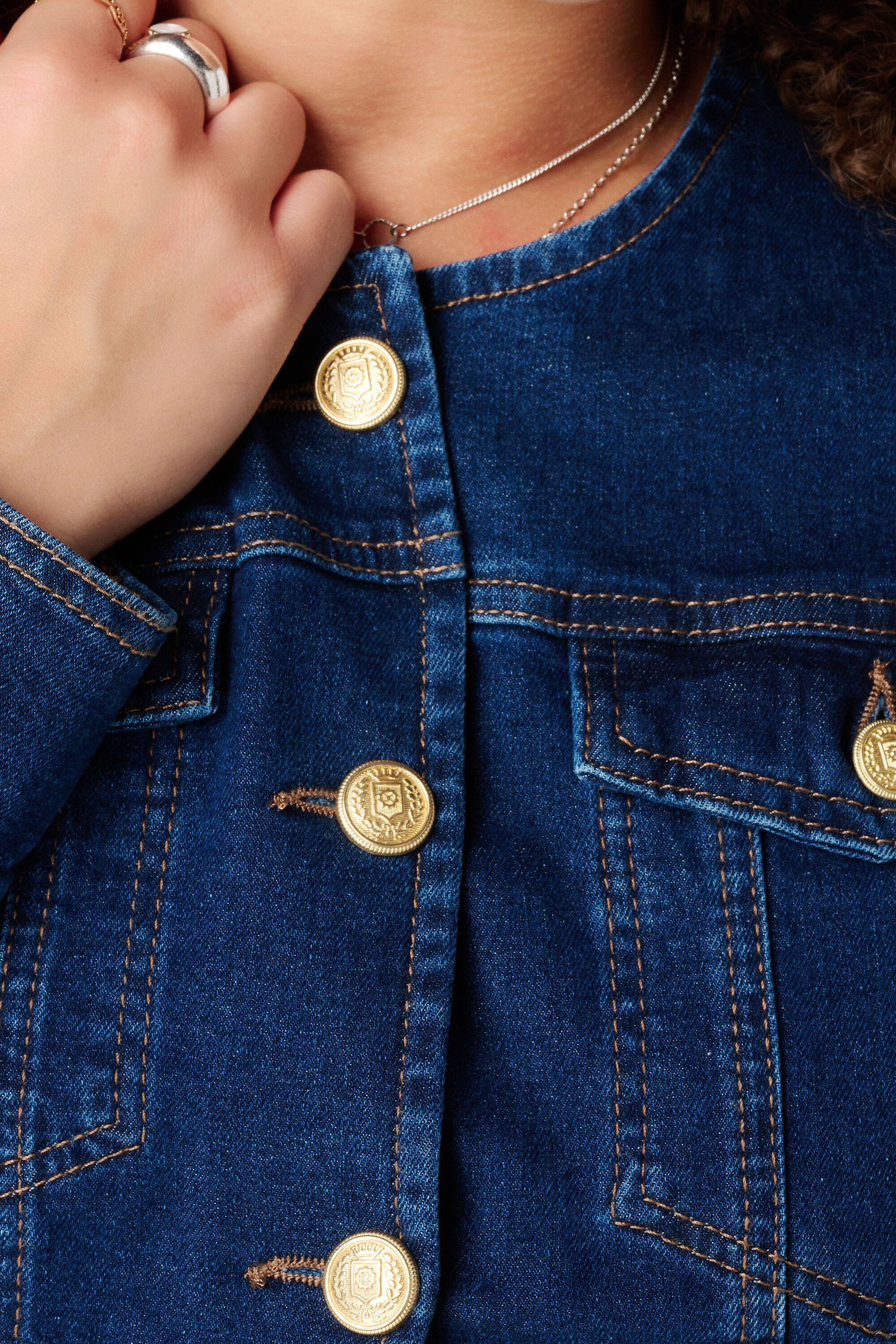 Chaqueta vaquera ajustada image number 6