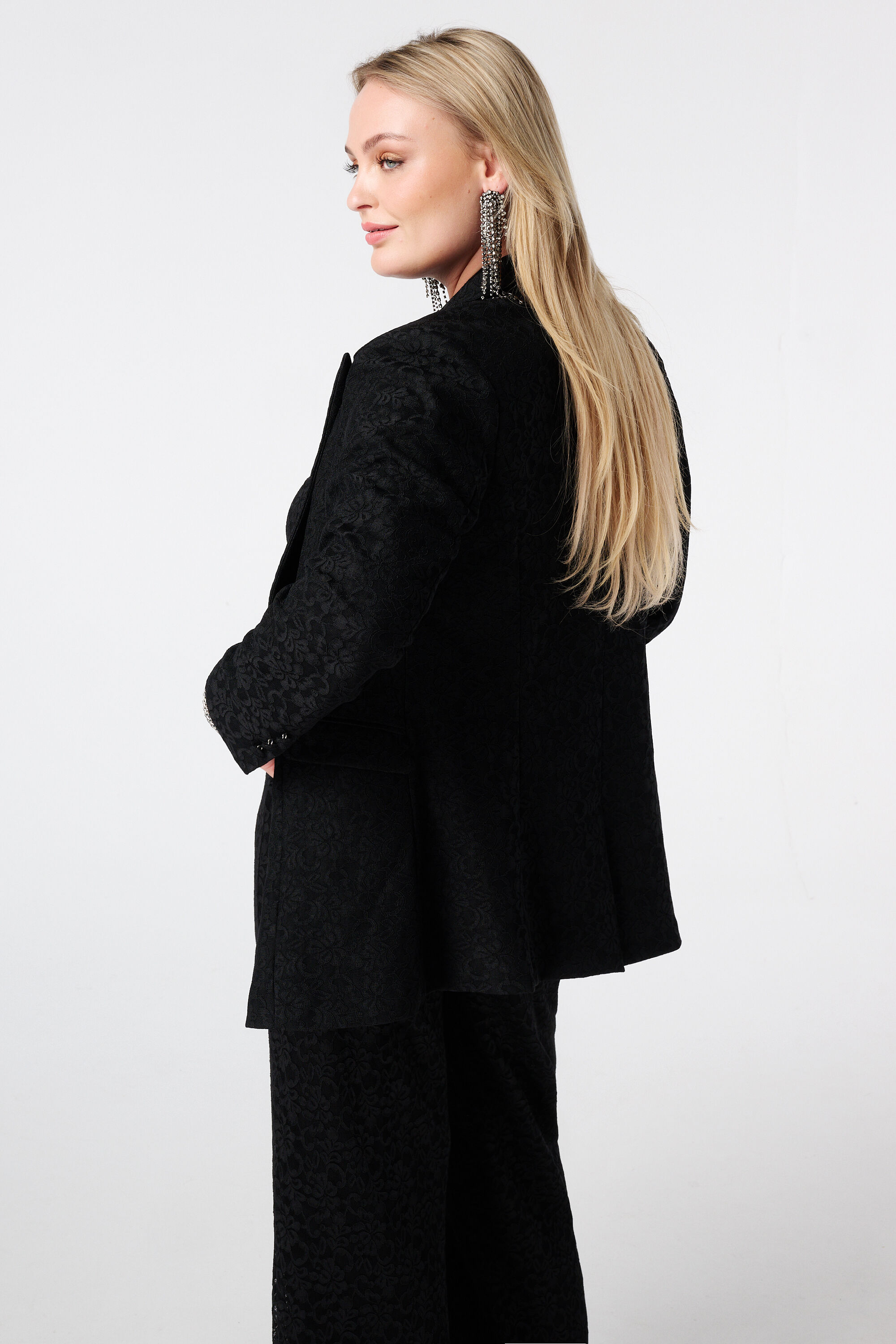 Blazer entallado de encaje image number 3