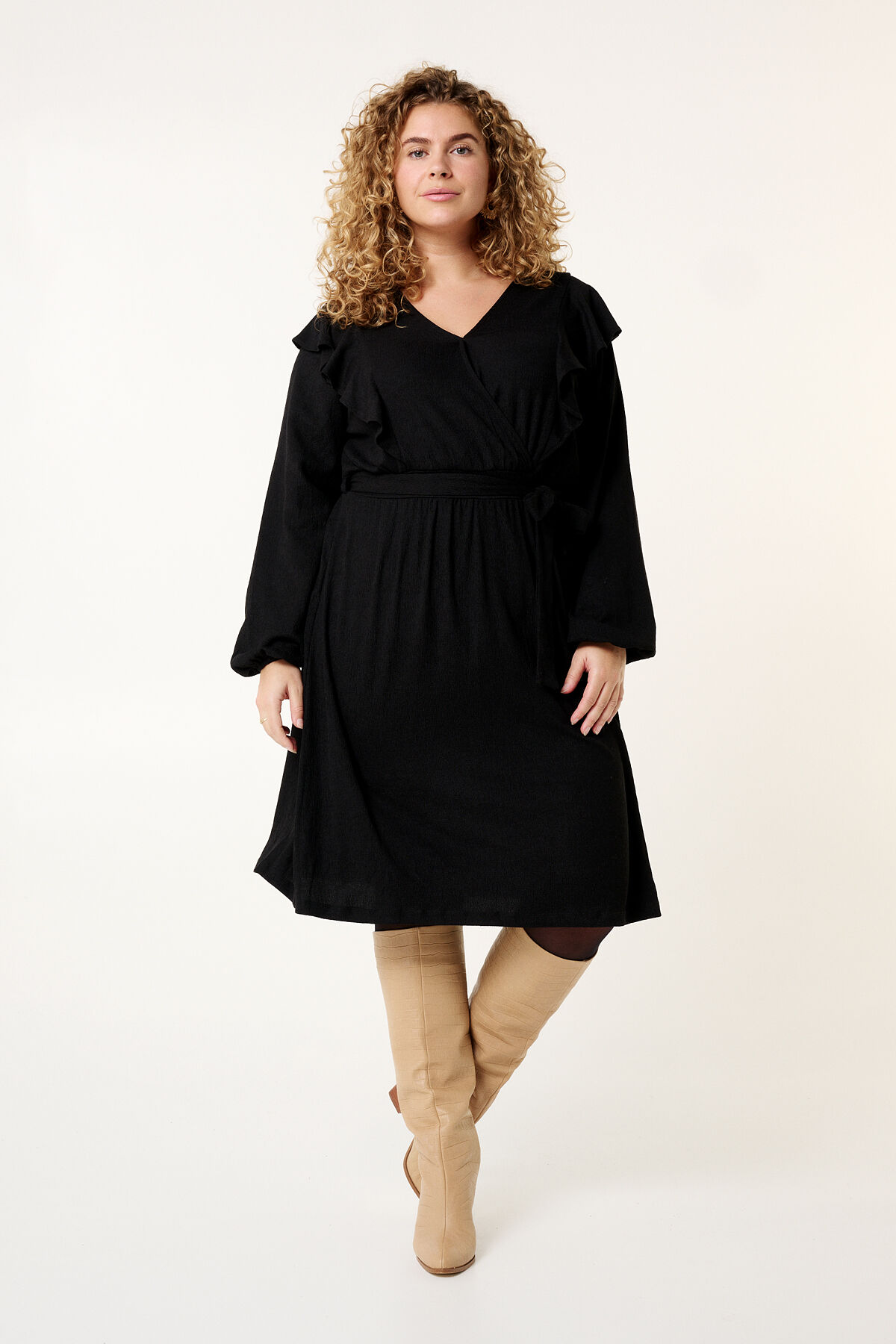 Vestido con volantes como detalle image number 6