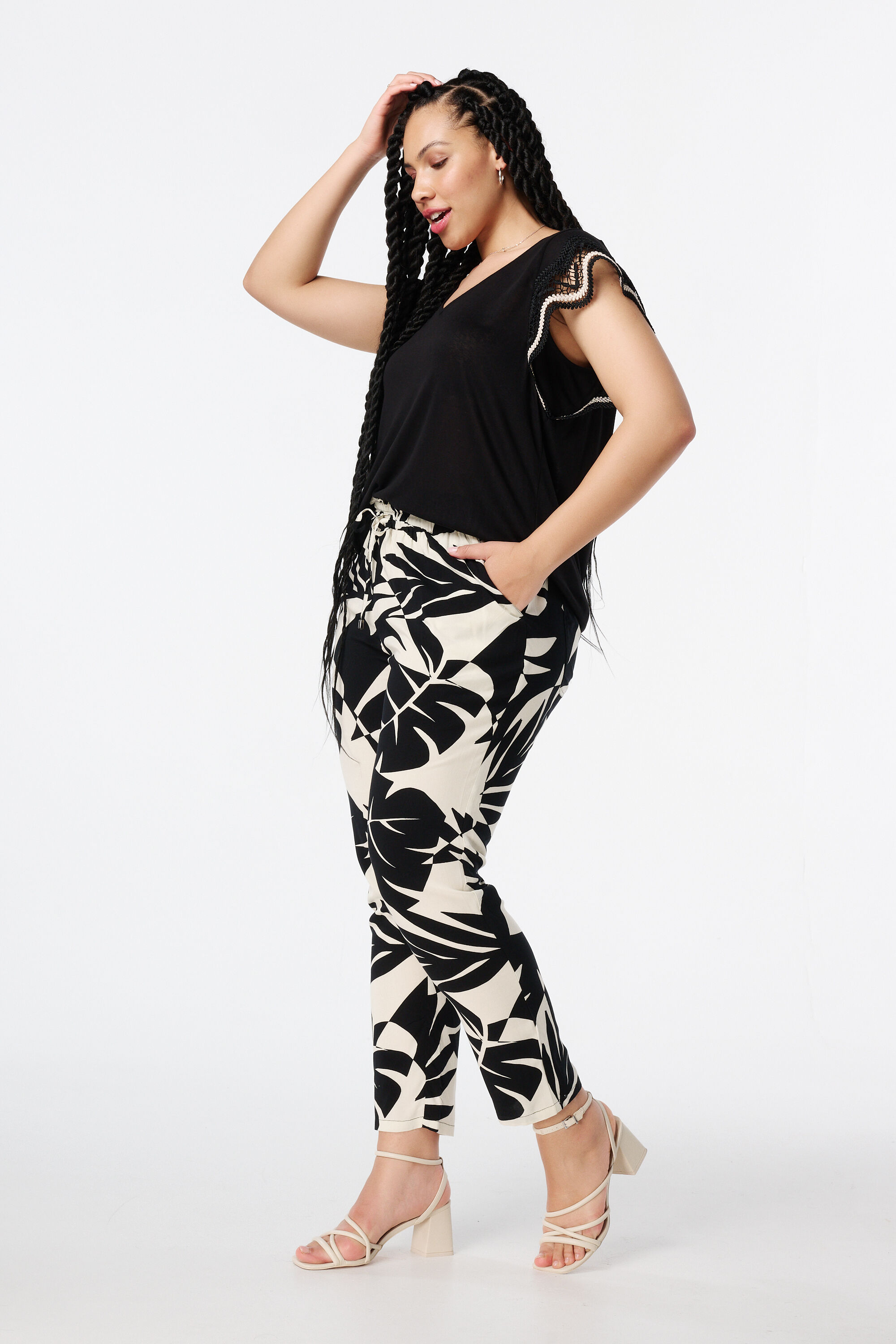 Camiseta con detalles de ganchillo  image number 5