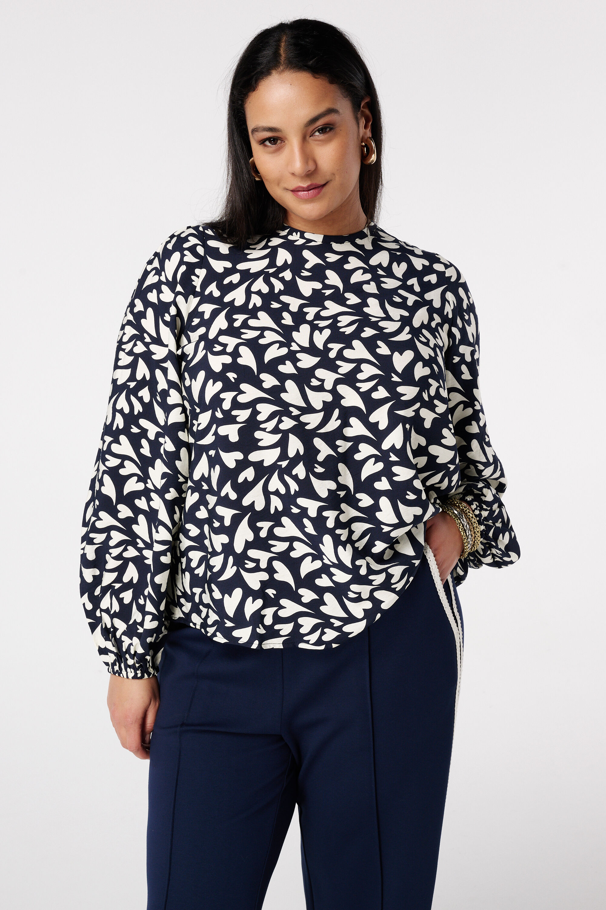 Blusa con estampado de lunares y cord&oacute;n
