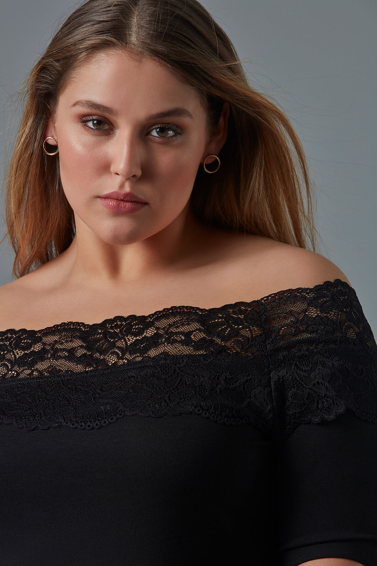 Top de encaje de hombros descubiertos image number 0