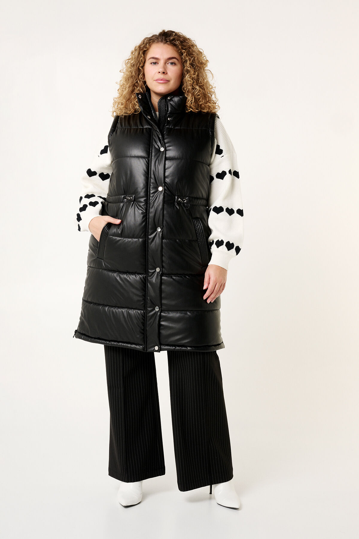 Chaleco acolchado de cuero vegano image number 5