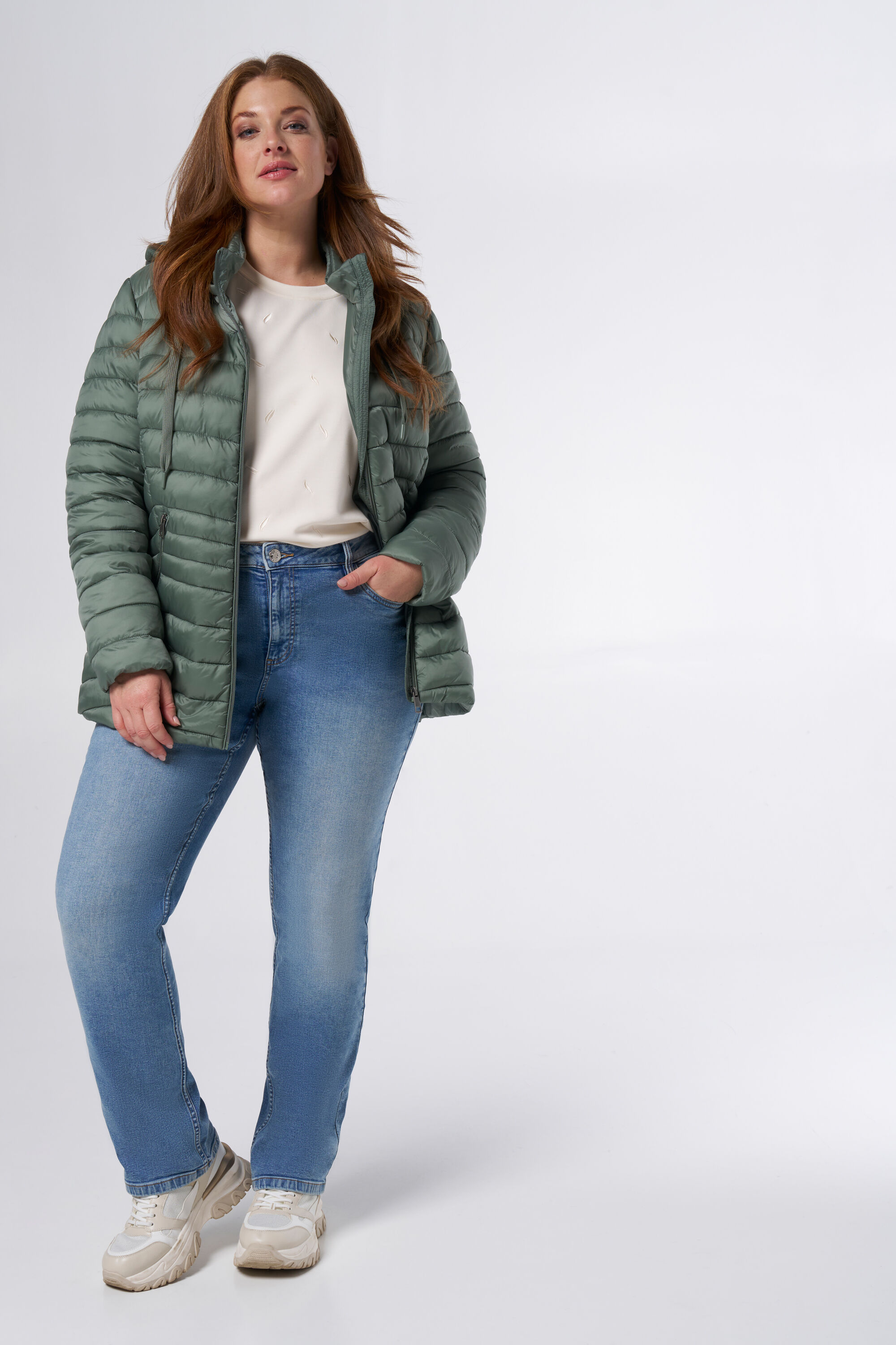 Chaqueta acolchada con capucha  image number 5