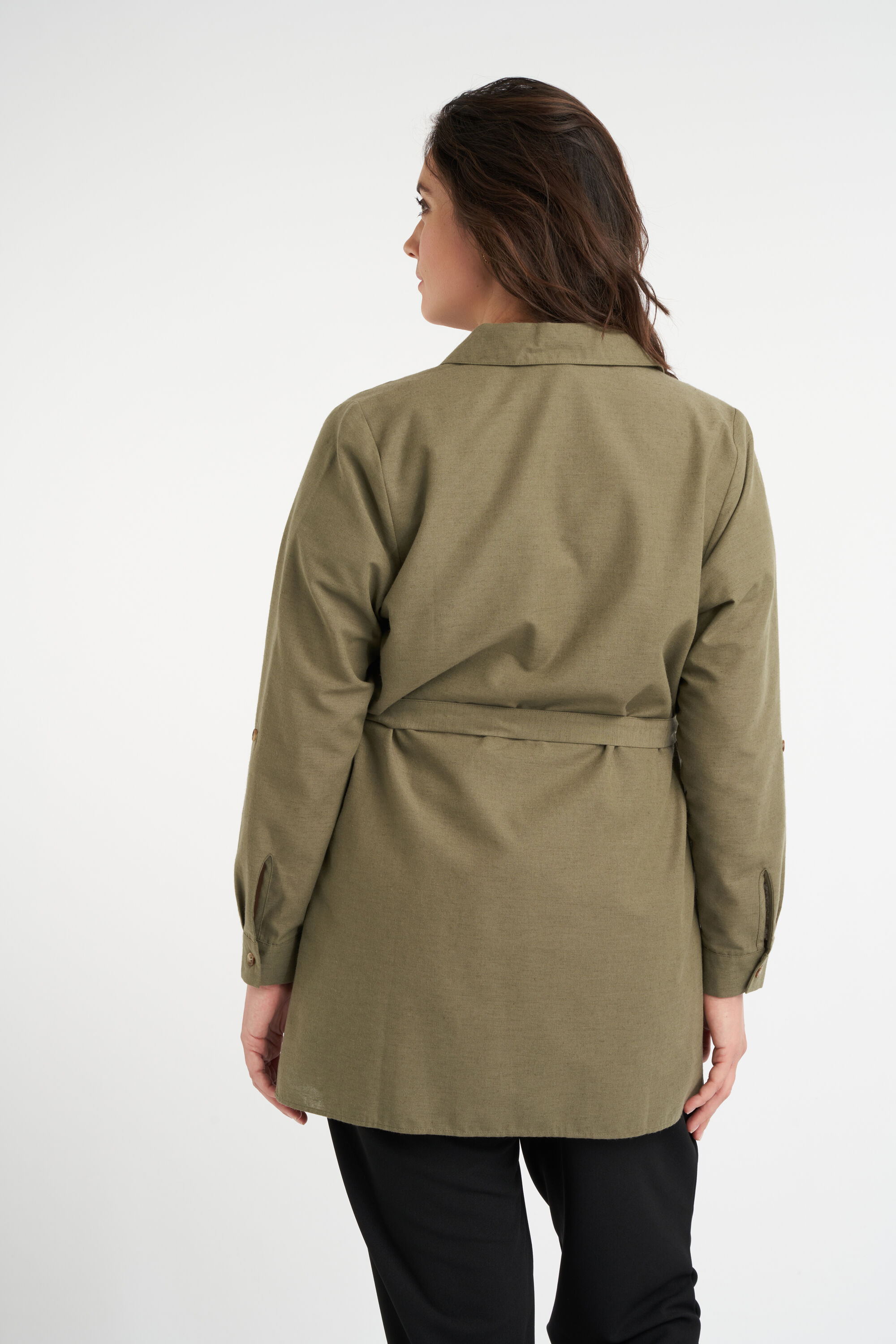 Chaqueta con cinto atado image number 4